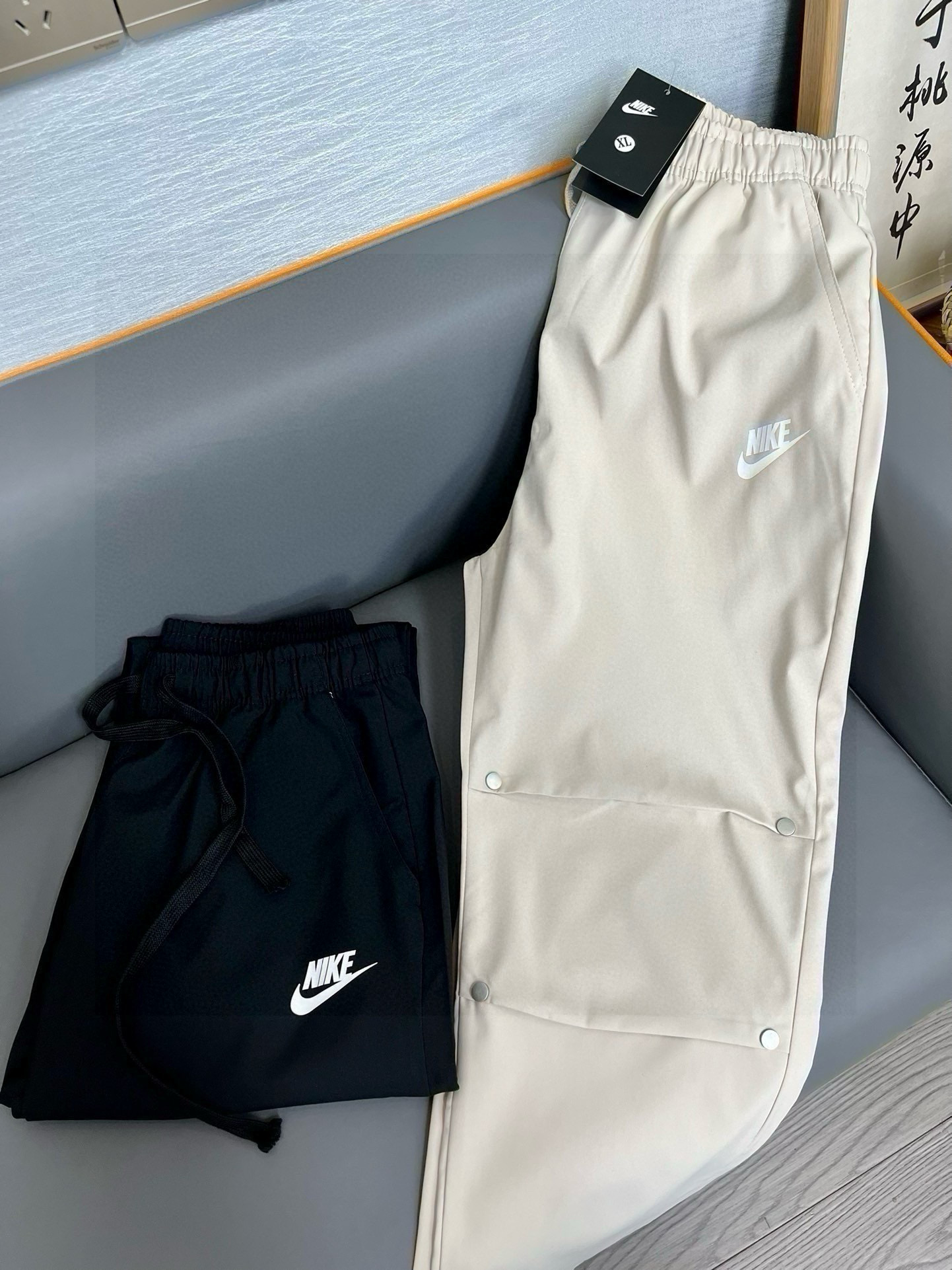 💰95
【耐克工装直筒裤】
Nike耐克日系休闲直筒裤，超好穿的工装裤，松紧腰设计，搭配T恤卫衣都妥妥的好穿，好看又百搭的裤子真的是爱了爱了，怎么搭配都不会踩雷的，衣橱里必备的一条工装裤，防泼水面料，男女同款情侣可搭。
尺码：M-XXL
颜色：黑色 卡其
M: 裤长96 腰围72 臀围104
L：裤长98 腰围75 臀围108
XL: 裤长100 腰围78 臀围112
XXL：裤长102 腰围81臀围11