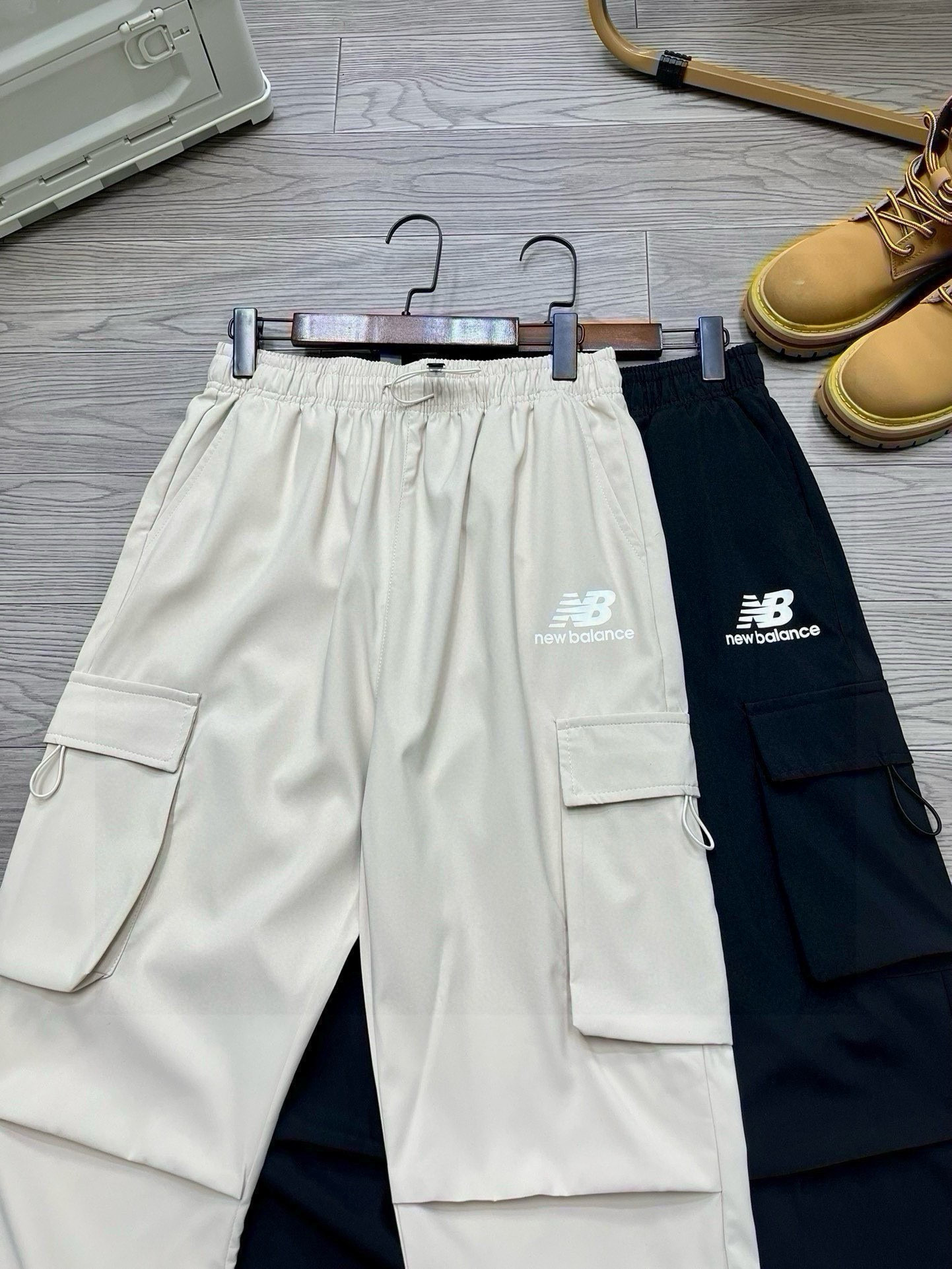 💰95
【新百伦多口袋工装裤】
New balance爆款日系多口袋工装长裤直筒裤，经典直筒裤型，一裤两穿，可直筒可束脚，宽松的版型，对于腿部的修饰特别nice，裤身前贴袋大口袋装饰，满足日常需求同时丰富裤子的细节，多种功能，腔调满满，很值得，舒适度高，低调简约，日系风格品质，秋季潮搭新品，男女同款，情侣必备。
颜色：卡其 黑色
Size：M-XXL
M裤长96 腰围72 臀围104
L裤长98 腰围75 臀围108
XL裤长100 腰围78 臀围112
XXL裤长102 腰围81 臀围116
手工测量1～3cm误差