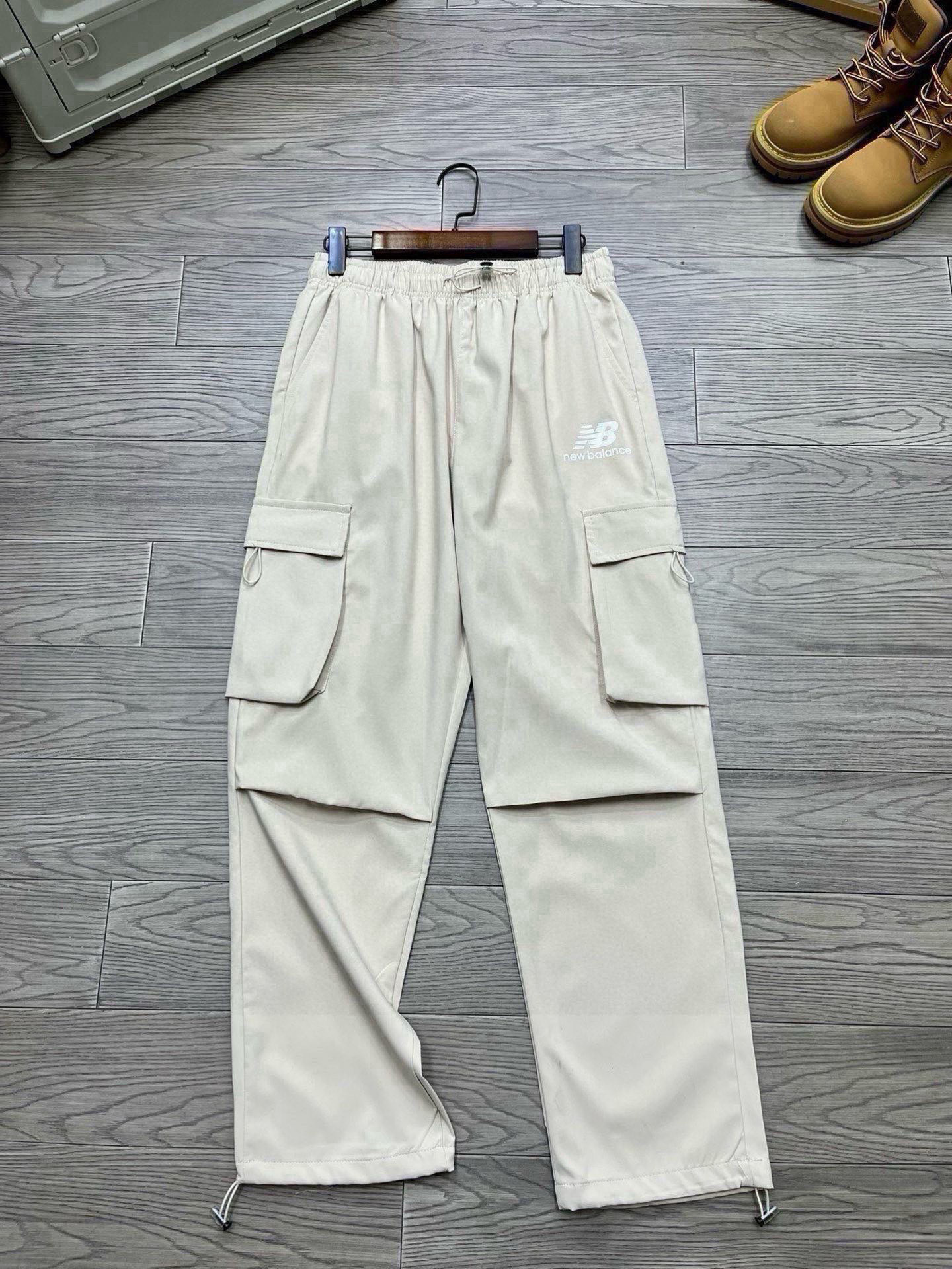 💰95
【新百伦多口袋工装裤】
New balance爆款日系多口袋工装长裤直筒裤，经典直筒裤型，一裤两穿，可直筒可束脚，宽松的版型，对于腿部的修饰特别nice，裤身前贴袋大口袋装饰，满足日常需求同时丰富裤子的细节，多种功能，腔调满满，很值得，舒适度高，低调简约，日系风格品质，秋季潮搭新品，男女同款，情侣必备。
颜色：卡其 黑色
Size：M-XXL
M裤长96 腰围72 臀围104
L裤长98 腰围75 臀围108
XL裤长100 腰围78 臀围112
XXL裤长102 腰围81 臀围116
手工测量1～3cm误差