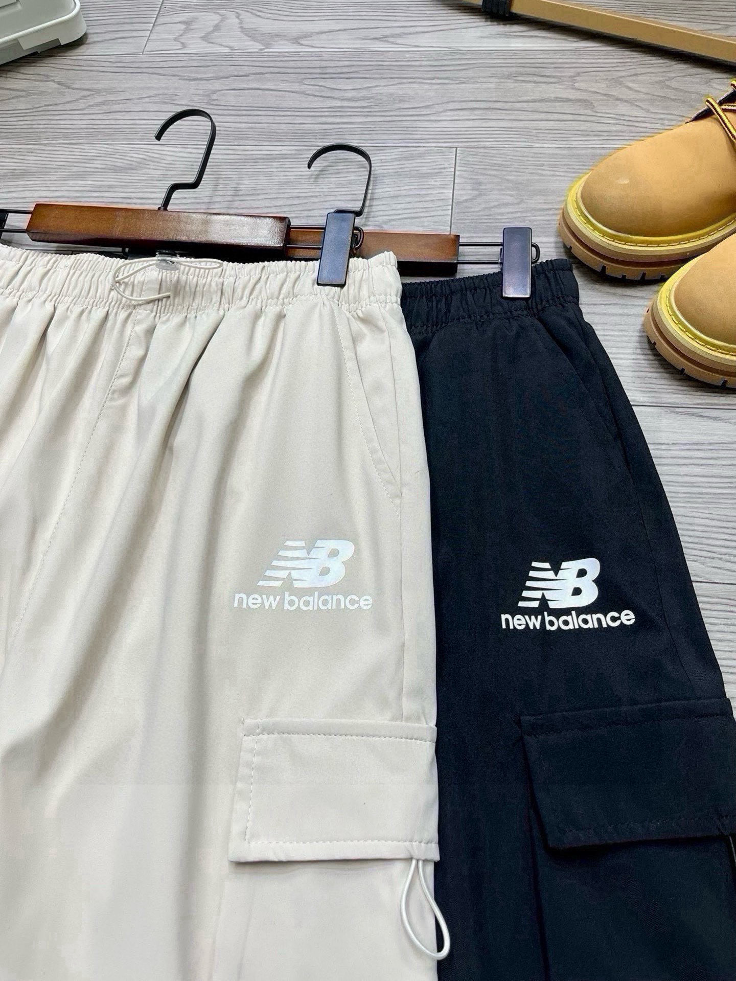 💰95
【新百伦多口袋工装裤】
New balance爆款日系多口袋工装长裤直筒裤，经典直筒裤型，一裤两穿，可直筒可束脚，宽松的版型，对于腿部的修饰特别nice，裤身前贴袋大口袋装饰，满足日常需求同时丰富裤子的细节，多种功能，腔调满满，很值得，舒适度高，低调简约，日系风格品质，秋季潮搭新品，男女同款，情侣必备。
颜色：卡其 黑色
Size：M-XXL
M裤长96 腰围72 臀围104
L裤长98 腰围75 臀围108
XL裤长100 腰围78 臀围112
XXL裤长102 腰围81 臀围116
手工测量1～3cm误差