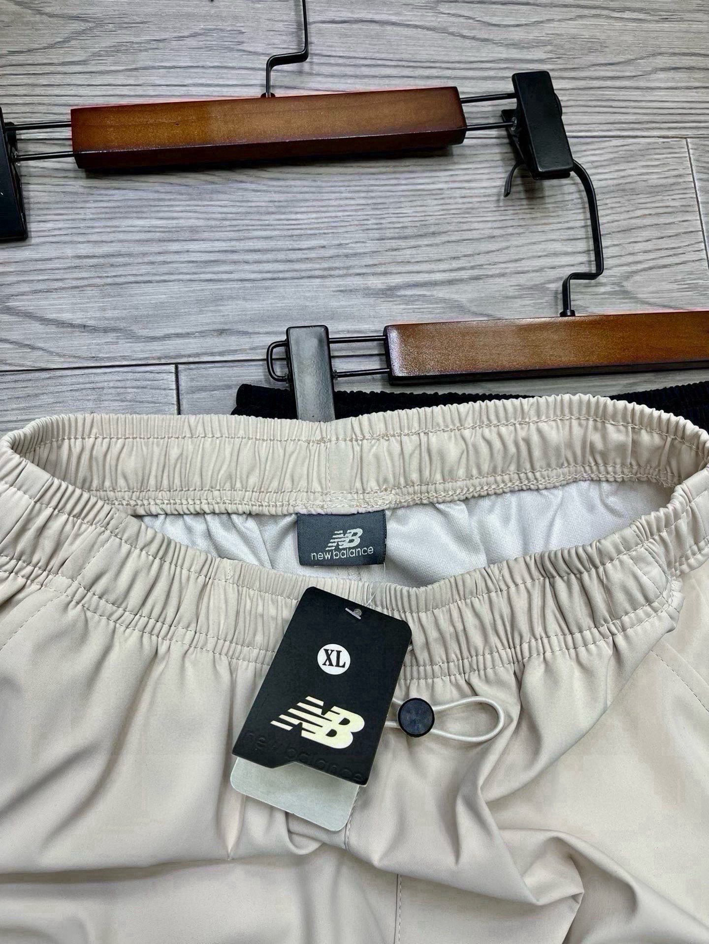 💰95
【新百伦多口袋工装裤】
New balance爆款日系多口袋工装长裤直筒裤，经典直筒裤型，一裤两穿，可直筒可束脚，宽松的版型，对于腿部的修饰特别nice，裤身前贴袋大口袋装饰，满足日常需求同时丰富裤子的细节，多种功能，腔调满满，很值得，舒适度高，低调简约，日系风格品质，秋季潮搭新品，男女同款，情侣必备。
颜色：卡其 黑色
Size：M-XXL
M裤长96 腰围72 臀围104
L裤长98 腰围75 臀围108
XL裤长100 腰围78 臀围112
XXL裤长102 腰围81 臀围116
手工测量1～3cm误差