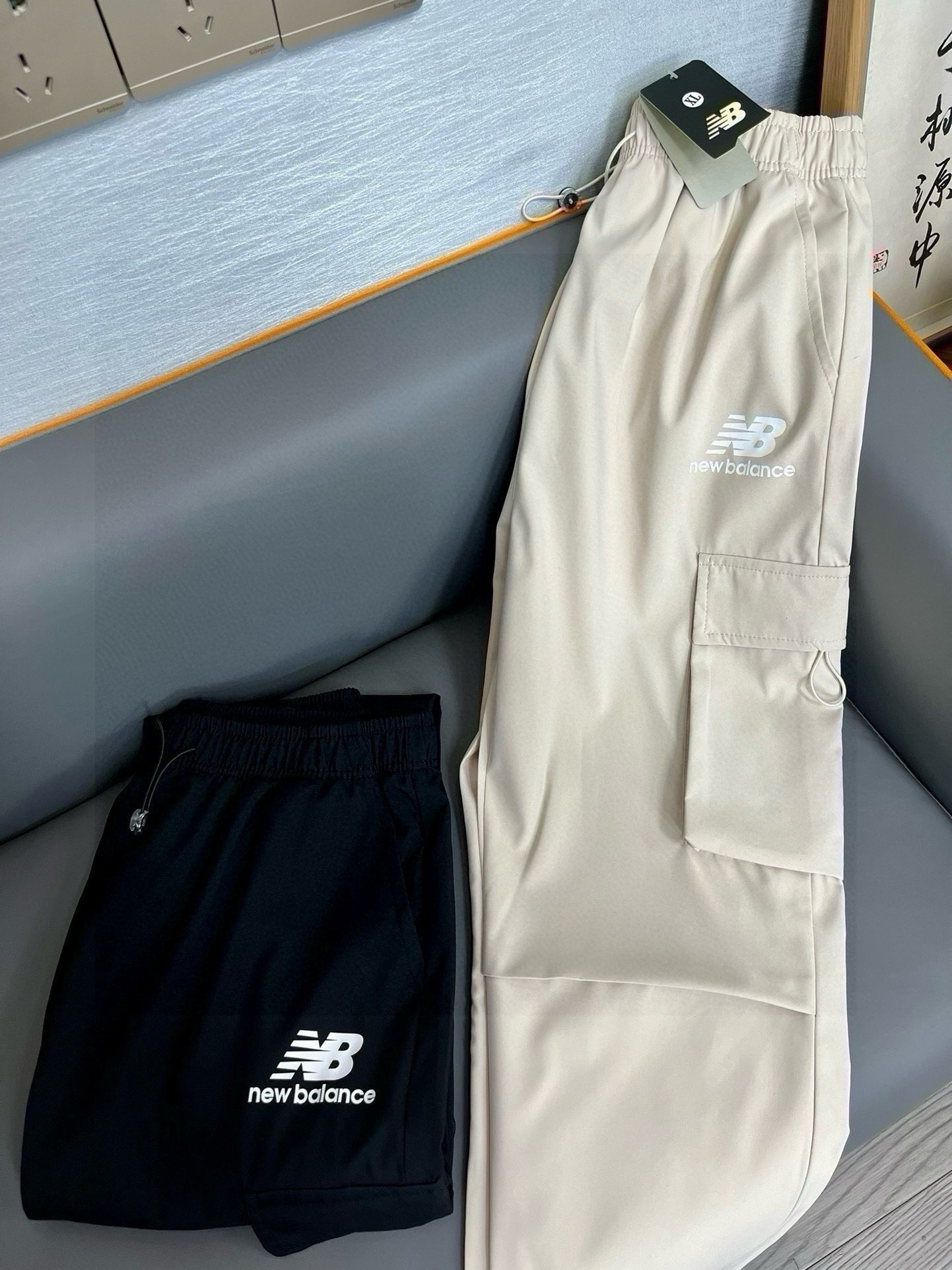 💰95
【新百伦多口袋工装裤】
New balance爆款日系多口袋工装长裤直筒裤，经典直筒裤型，一裤两穿，可直筒可束脚，宽松的版型，对于腿部的修饰特别nice，裤身前贴袋大口袋装饰，满足日常需求同时丰富裤子的细节，多种功能，腔调满满，很值得，舒适度高，低调简约，日系风格品质，秋季潮搭新品，男女同款，情侣必备。
颜色：卡其 黑色
Size：M-XXL
M裤长96 腰围72 臀围104
L裤长98 腰围75 臀围108
XL裤长100 腰围78 臀围112
XXL裤长102 腰围81 臀围116
手工测量1～3cm误差