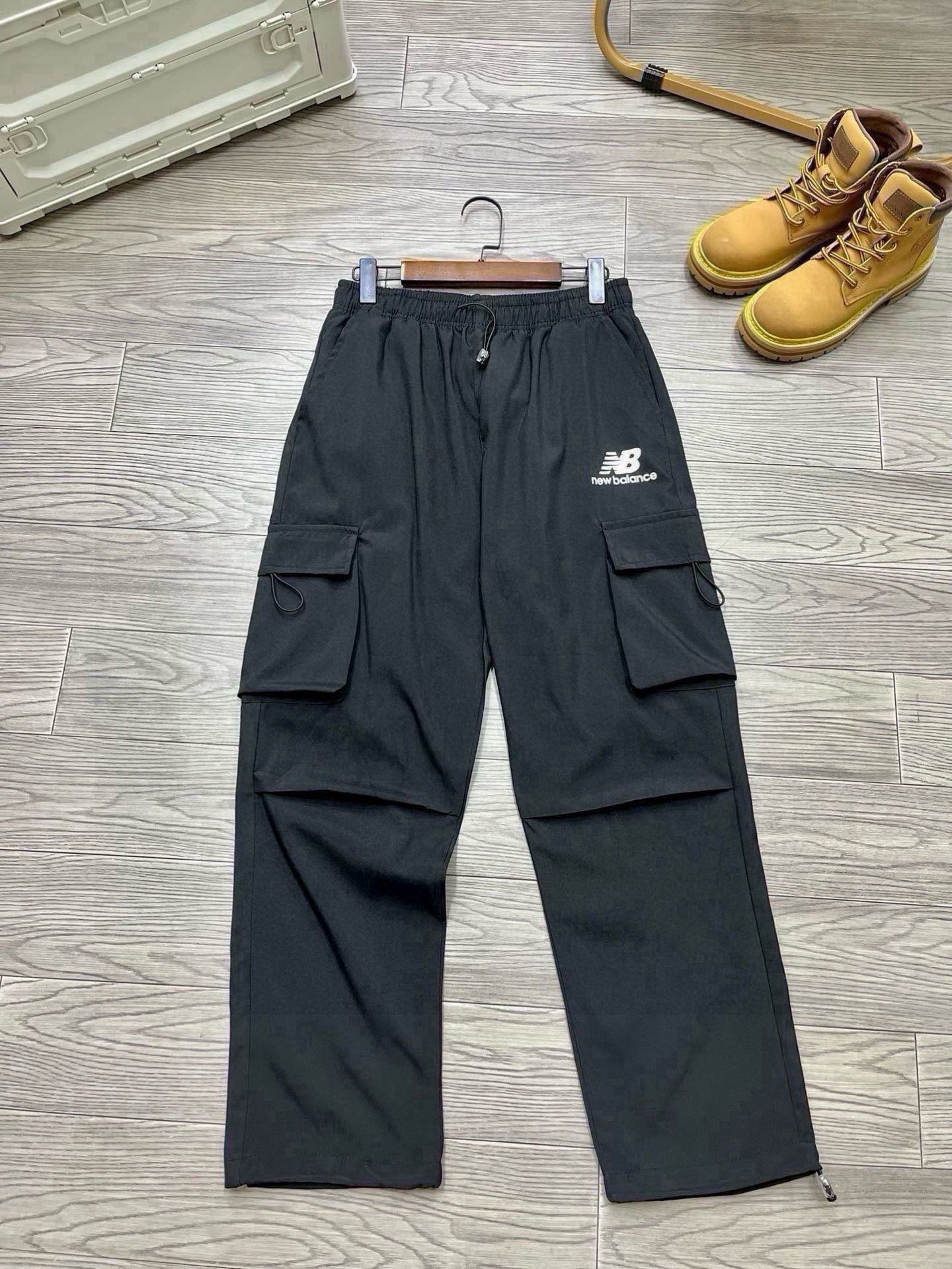 💰95
【新百伦多口袋工装裤】
New balance爆款日系多口袋工装长裤直筒裤，经典直筒裤型，一裤两穿，可直筒可束脚，宽松的版型，对于腿部的修饰特别nice，裤身前贴袋大口袋装饰，满足日常需求同时丰富裤子的细节，多种功能，腔调满满，很值得，舒适度高，低调简约，日系风格品质，秋季潮搭新品，男女同款，情侣必备。
颜色：卡其 黑色
Size：M-XXL
M裤长96 腰围72 臀围104
L裤长98 腰围75 臀围108
XL裤长100 腰围78 臀围112
XXL裤长102 腰围81 臀围116
手工测量1～3cm误差