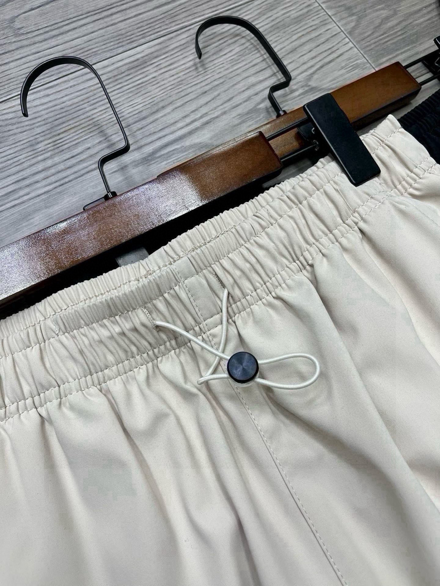 💰95
【新百伦多口袋工装裤】
New balance爆款日系多口袋工装长裤直筒裤，经典直筒裤型，一裤两穿，可直筒可束脚，宽松的版型，对于腿部的修饰特别nice，裤身前贴袋大口袋装饰，满足日常需求同时丰富裤子的细节，多种功能，腔调满满，很值得，舒适度高，低调简约，日系风格品质，秋季潮搭新品，男女同款，情侣必备。
颜色：卡其 黑色
Size：M-XXL
M裤长96 腰围72 臀围104
L裤长98 腰围75 臀围108
XL裤长100 腰围78 臀围112
XXL裤长102 腰围81 臀围116
手工测量1～3cm误差