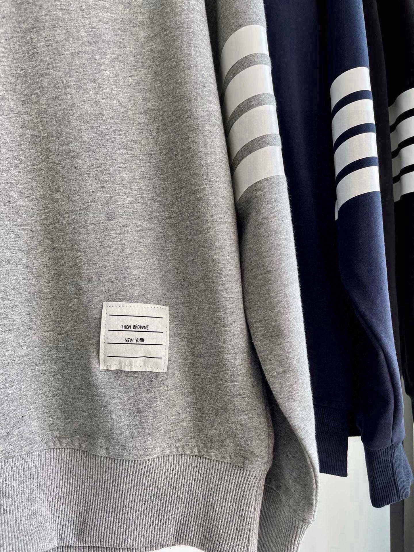 💰110
【Tb 四条杠圆领卫衣】
THOM BROWNE休闲四条杠圆领卫衣，太好看了喜欢喜欢😍，一眼就爱，经典款百搭不挑人，仙女潮男都赶紧入手，经典卫衣，学院风十足，潮人必备单品，上身效果一级棒，纯棉面料，舒适柔软，版型宽松，男女同款，可搭情侣
颜色：灰色 藏青 黑色
尺码：M L XL XXL
      胸围  袖长  肩宽 衣长
M.:112    57      54     68
L  :116    58       56    70
XL:120    59      58     72
2XL:124  60      60      7