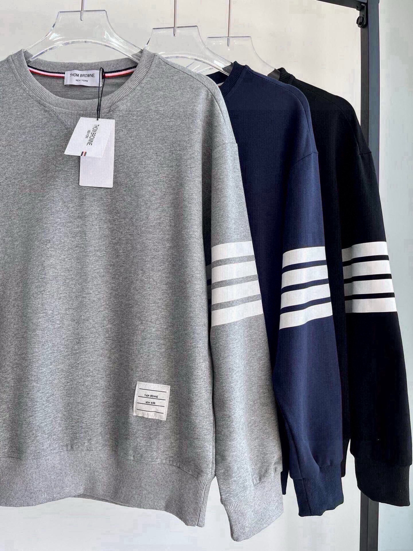 💰110
【Tb 四条杠圆领卫衣】
THOM BROWNE休闲四条杠圆领卫衣，太好看了喜欢喜欢😍，一眼就爱，经典款百搭不挑人，仙女潮男都赶紧入手，经典卫衣，学院风十足，潮人必备单品，上身效果一级棒，纯棉面料，舒适柔软，版型宽松，男女同款，可搭情侣
颜色：灰色 藏青 黑色
尺码：M L XL XXL
      胸围  袖长  肩宽 衣长
M.:112    57      54     68
L  :116    58       56    70
XL:120    59      58     72
2XL:124  60      60      7