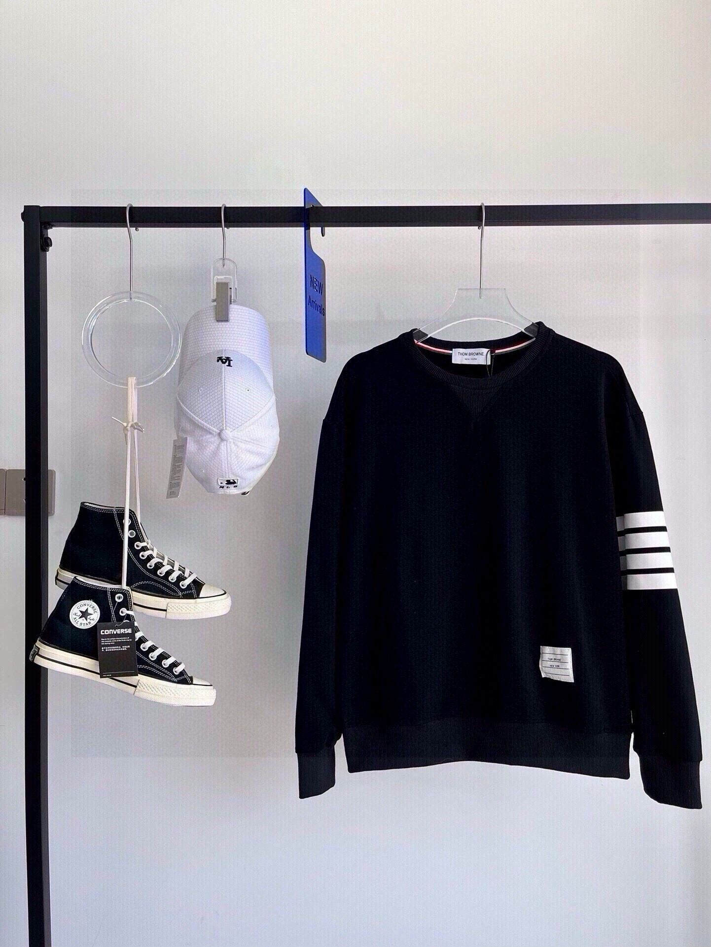 💰110
【Tb 四条杠圆领卫衣】
THOM BROWNE休闲四条杠圆领卫衣，太好看了喜欢喜欢😍，一眼就爱，经典款百搭不挑人，仙女潮男都赶紧入手，经典卫衣，学院风十足，潮人必备单品，上身效果一级棒，纯棉面料，舒适柔软，版型宽松，男女同款，可搭情侣
颜色：灰色 藏青 黑色
尺码：M L XL XXL
      胸围  袖长  肩宽 衣长
M.:112    57      54     68
L  :116    58       56    70
XL:120    59      58     72
2XL:124  60      60      7