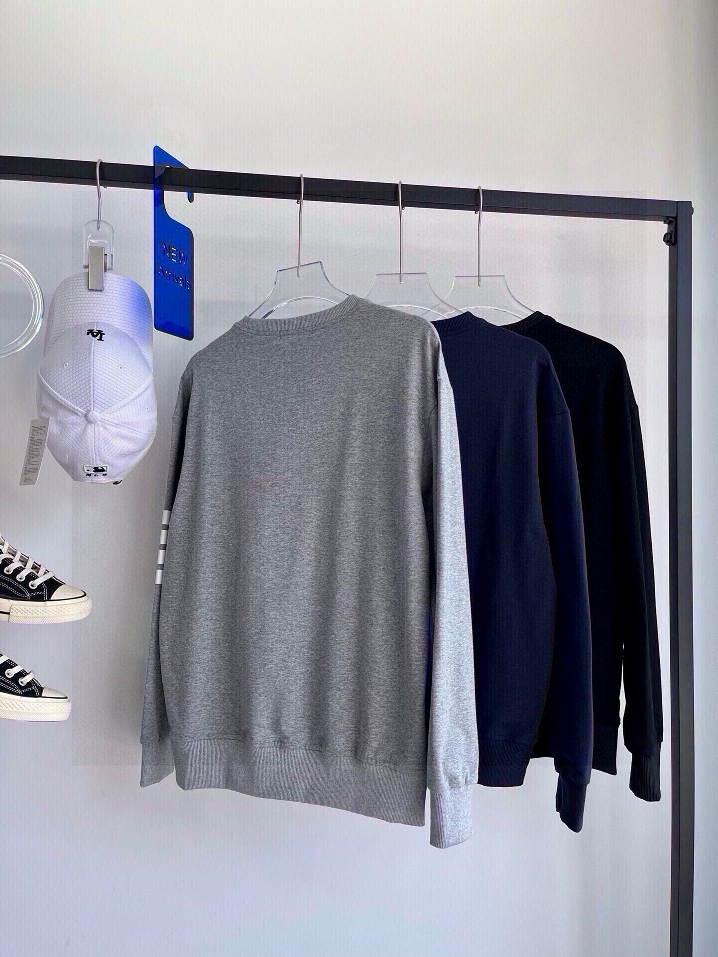 💰110
【Tb 四条杠圆领卫衣】
THOM BROWNE休闲四条杠圆领卫衣，太好看了喜欢喜欢😍，一眼就爱，经典款百搭不挑人，仙女潮男都赶紧入手，经典卫衣，学院风十足，潮人必备单品，上身效果一级棒，纯棉面料，舒适柔软，版型宽松，男女同款，可搭情侣
颜色：灰色 藏青 黑色
尺码：M L XL XXL
      胸围  袖长  肩宽 衣长
M.:112    57      54     68
L  :116    58       56    70
XL:120    59      58     72
2XL:124  60      60      7