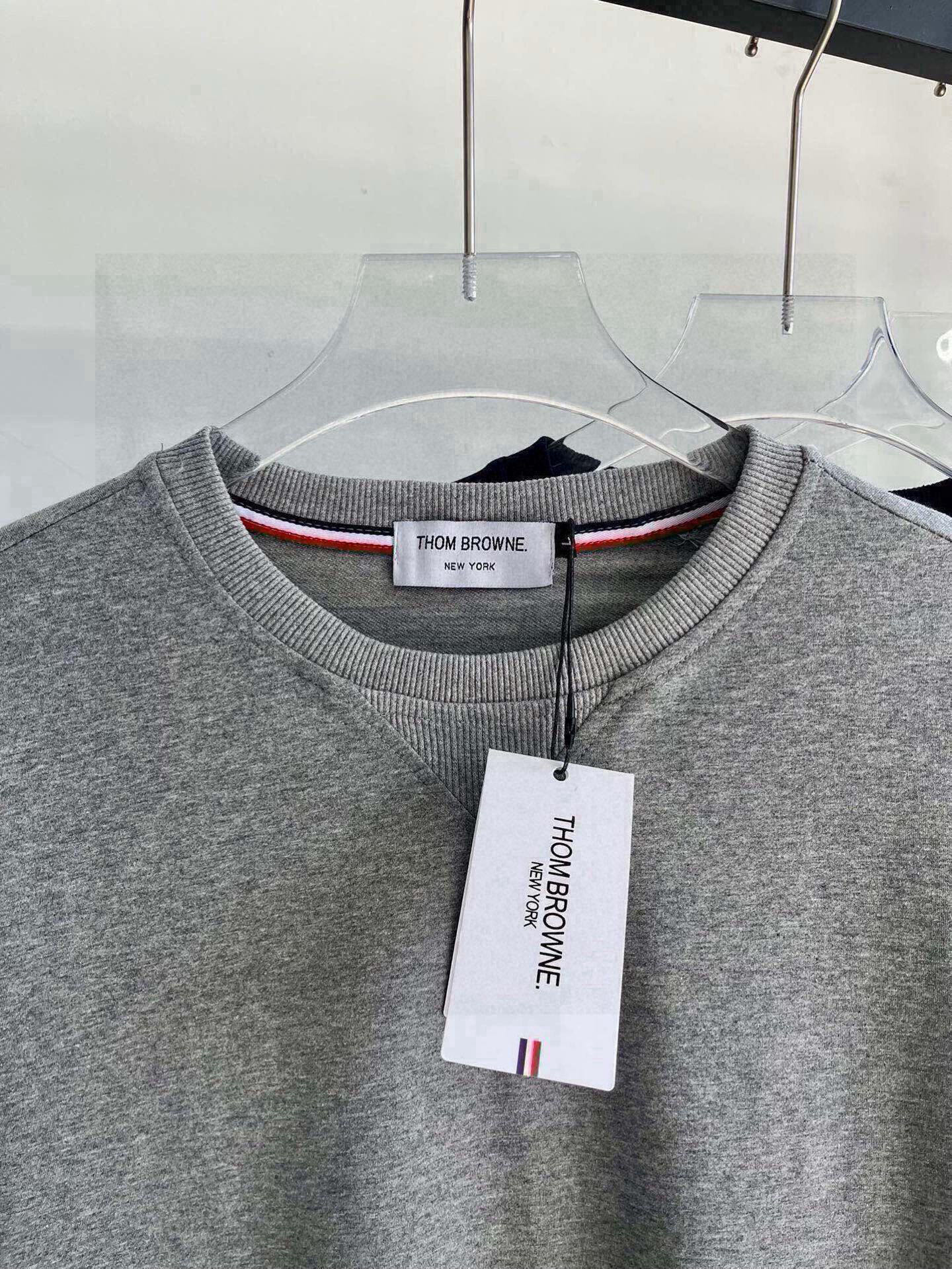 💰110
【Tb 四条杠圆领卫衣】
THOM BROWNE休闲四条杠圆领卫衣，太好看了喜欢喜欢😍，一眼就爱，经典款百搭不挑人，仙女潮男都赶紧入手，经典卫衣，学院风十足，潮人必备单品，上身效果一级棒，纯棉面料，舒适柔软，版型宽松，男女同款，可搭情侣
颜色：灰色 藏青 黑色
尺码：M L XL XXL
      胸围  袖长  肩宽 衣长
M.:112    57      54     68
L  :116    58       56    70
XL:120    59      58     72
2XL:124  60      60      7