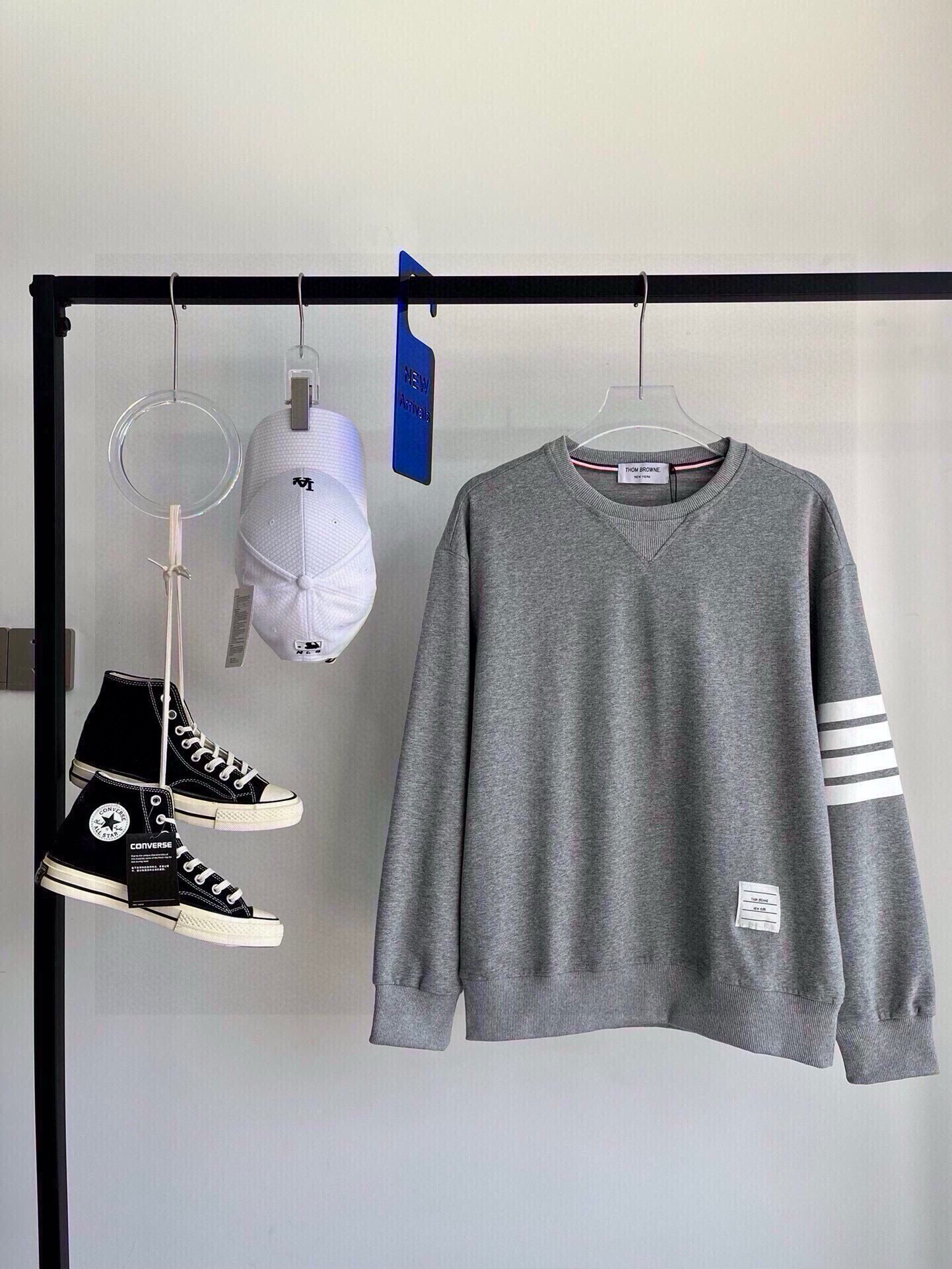 💰110
【Tb 四条杠圆领卫衣】
THOM BROWNE休闲四条杠圆领卫衣，太好看了喜欢喜欢😍，一眼就爱，经典款百搭不挑人，仙女潮男都赶紧入手，经典卫衣，学院风十足，潮人必备单品，上身效果一级棒，纯棉面料，舒适柔软，版型宽松，男女同款，可搭情侣
颜色：灰色 藏青 黑色
尺码：M L XL XXL
      胸围  袖长  肩宽 衣长
M.:112    57      54     68
L  :116    58       56    70
XL:120    59      58     72
2XL:124  60      60      7