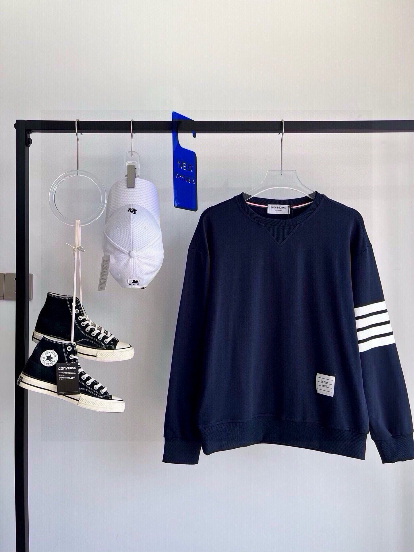 💰110
【Tb 四条杠圆领卫衣】
THOM BROWNE休闲四条杠圆领卫衣，太好看了喜欢喜欢😍，一眼就爱，经典款百搭不挑人，仙女潮男都赶紧入手，经典卫衣，学院风十足，潮人必备单品，上身效果一级棒，纯棉面料，舒适柔软，版型宽松，男女同款，可搭情侣
颜色：灰色 藏青 黑色
尺码：M L XL XXL
      胸围  袖长  肩宽 衣长
M.:112    57      54     68
L  :116    58       56    70
XL:120    59      58     72
2XL:124  60      60      7