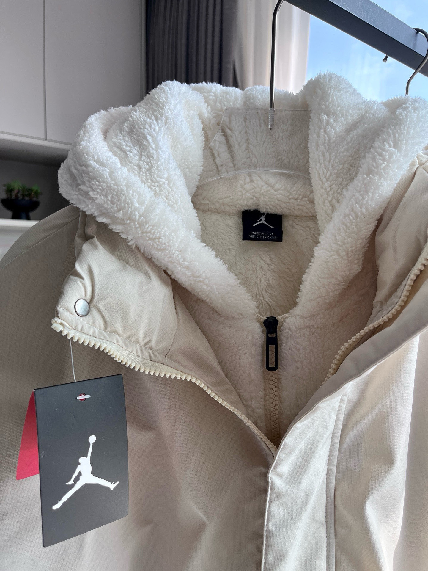 💰155
【乔丹假两件连帽棉服】
乔丹Jordan三色连帽加绒假两件棉服棉衣面包服，经典大方百搭，版型宽松，超级耐看超级厚实的炸街棉服，抗风保暖百搭又好看，三个颜色都超级好看，随意搭配，男女轻松驾驭，墙裂推荐，冲冲冲！
颜色：白色 焦糖色 黑色
尺码：M-XXL
M：肩宽57.5 胸围120 衣长69
L：肩宽59 胸围124 衣长71
XL：肩宽60.5 胸围128 衣长73
XXL：肩宽62 胸围132 衣长75