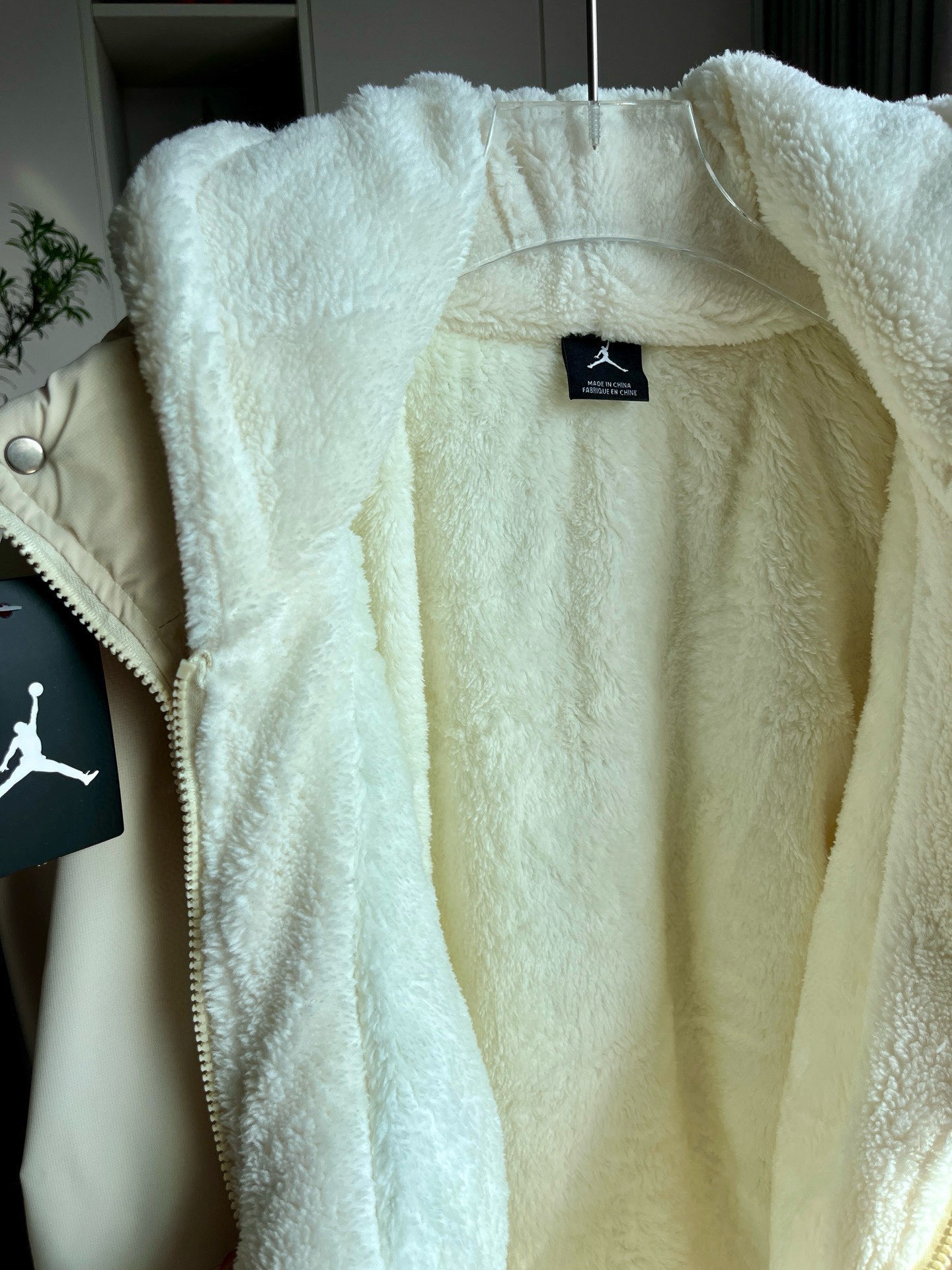 💰155
【乔丹假两件连帽棉服】
乔丹Jordan三色连帽加绒假两件棉服棉衣面包服，经典大方百搭，版型宽松，超级耐看超级厚实的炸街棉服，抗风保暖百搭又好看，三个颜色都超级好看，随意搭配，男女轻松驾驭，墙裂推荐，冲冲冲！
颜色：白色 焦糖色 黑色
尺码：M-XXL
M：肩宽57.5 胸围120 衣长69
L：肩宽59 胸围124 衣长71
XL：肩宽60.5 胸围128 衣长73
XXL：肩宽62 胸围132 衣长75