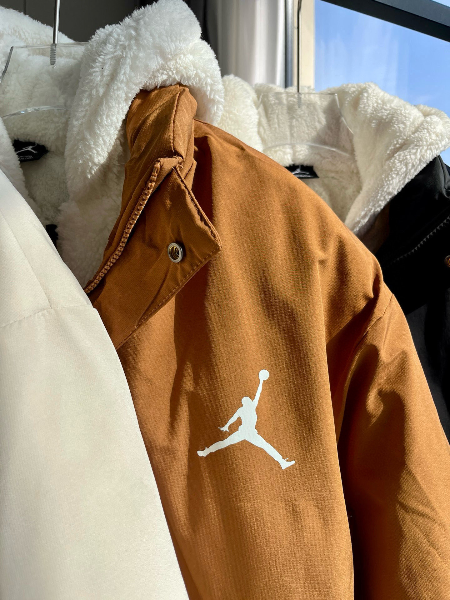 💰155
【乔丹假两件连帽棉服】
乔丹Jordan三色连帽加绒假两件棉服棉衣面包服，经典大方百搭，版型宽松，超级耐看超级厚实的炸街棉服，抗风保暖百搭又好看，三个颜色都超级好看，随意搭配，男女轻松驾驭，墙裂推荐，冲冲冲！
颜色：白色 焦糖色 黑色
尺码：M-XXL
M：肩宽57.5 胸围120 衣长69
L：肩宽59 胸围124 衣长71
XL：肩宽60.5 胸围128 衣长73
XXL：肩宽62 胸围132 衣长75