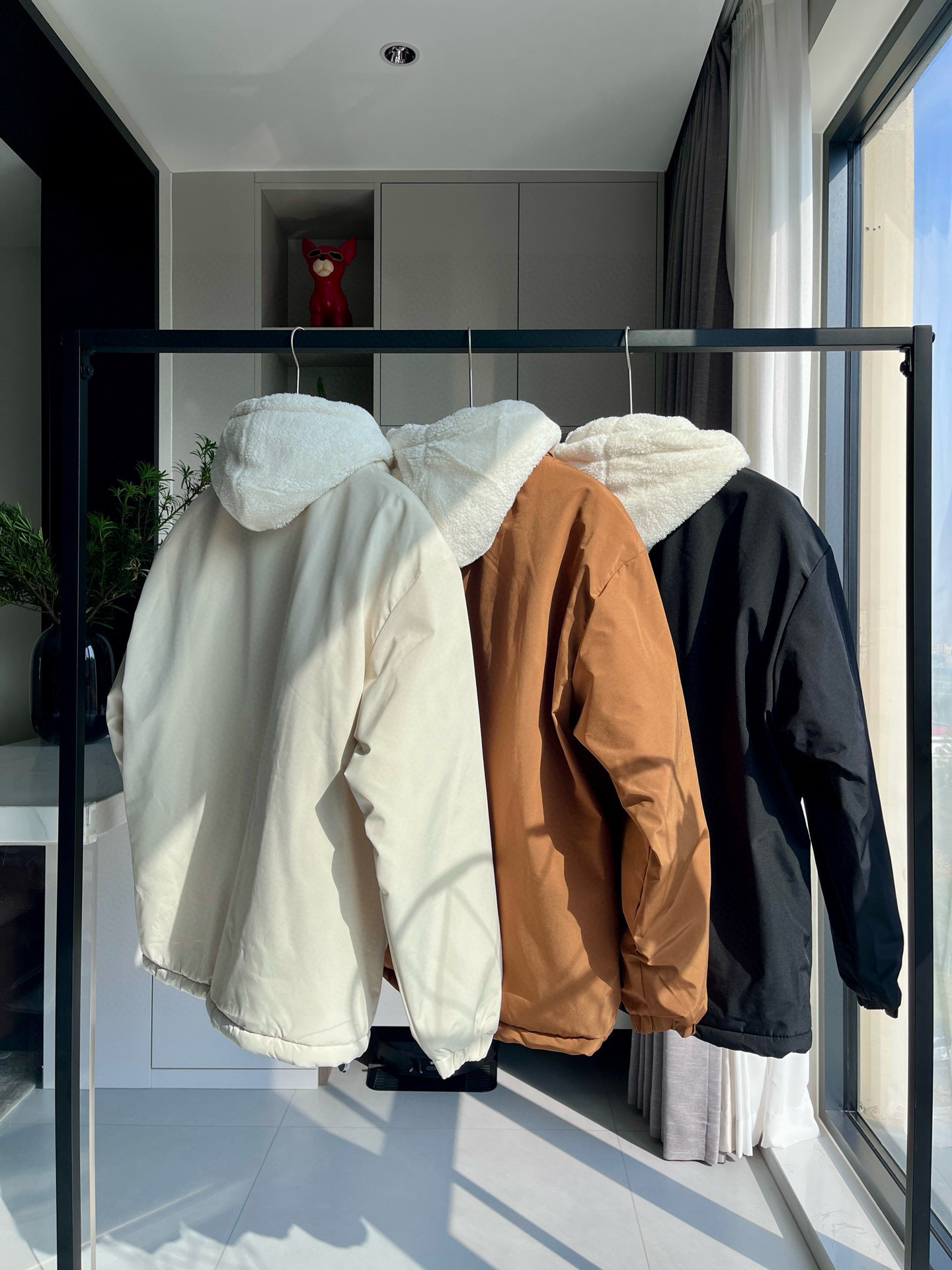 💰155
【乔丹假两件连帽棉服】
乔丹Jordan三色连帽加绒假两件棉服棉衣面包服，经典大方百搭，版型宽松，超级耐看超级厚实的炸街棉服，抗风保暖百搭又好看，三个颜色都超级好看，随意搭配，男女轻松驾驭，墙裂推荐，冲冲冲！
颜色：白色 焦糖色 黑色
尺码：M-XXL
M：肩宽57.5 胸围120 衣长69
L：肩宽59 胸围124 衣长71
XL：肩宽60.5 胸围128 衣长73
XXL：肩宽62 胸围132 衣长75