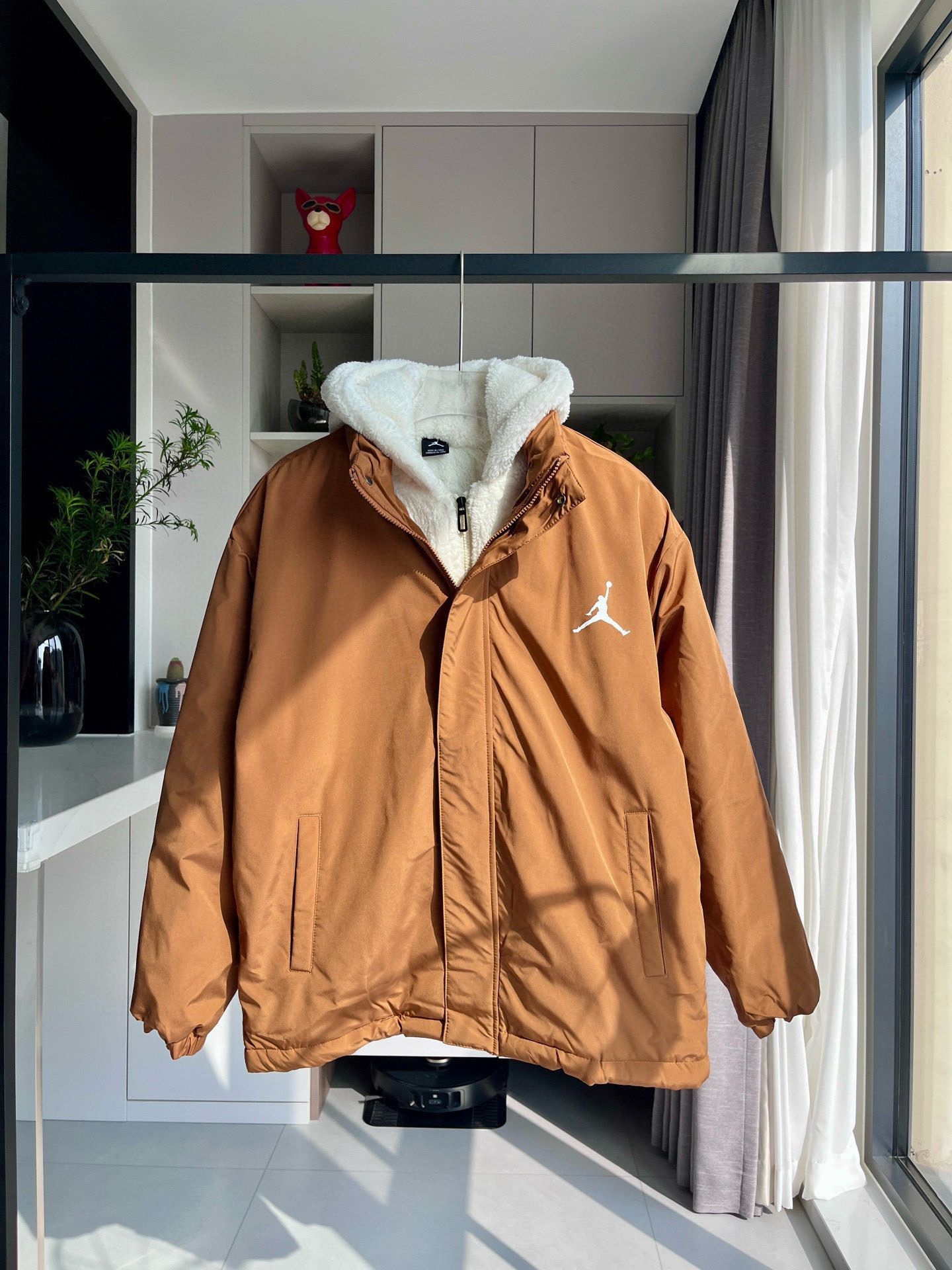 💰155
【乔丹假两件连帽棉服】
乔丹Jordan三色连帽加绒假两件棉服棉衣面包服，经典大方百搭，版型宽松，超级耐看超级厚实的炸街棉服，抗风保暖百搭又好看，三个颜色都超级好看，随意搭配，男女轻松驾驭，墙裂推荐，冲冲冲！
颜色：白色 焦糖色 黑色
尺码：M-XXL
M：肩宽57.5 胸围120 衣长69
L：肩宽59 胸围124 衣长71
XL：肩宽60.5 胸围128 衣长73
XXL：肩宽62 胸围132 衣长75