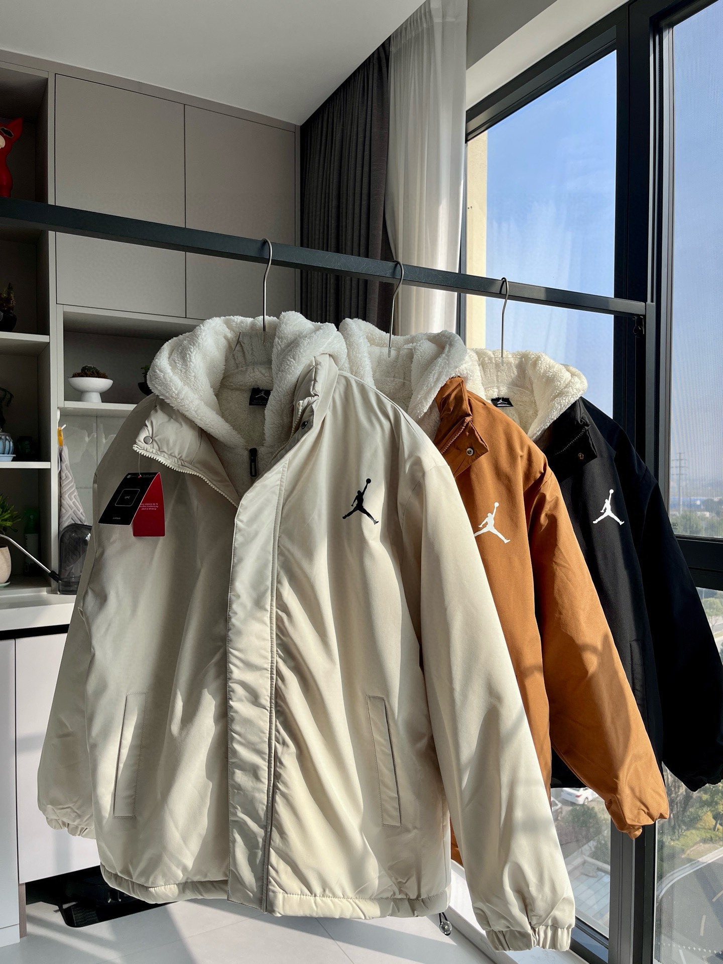 💰155
【乔丹假两件连帽棉服】
乔丹Jordan三色连帽加绒假两件棉服棉衣面包服，经典大方百搭，版型宽松，超级耐看超级厚实的炸街棉服，抗风保暖百搭又好看，三个颜色都超级好看，随意搭配，男女轻松驾驭，墙裂推荐，冲冲冲！
颜色：白色 焦糖色 黑色
尺码：M-XXL
M：肩宽57.5 胸围120 衣长69
L：肩宽59 胸围124 衣长71
XL：肩宽60.5 胸围128 衣长73
XXL：肩宽62 胸围132 衣长75