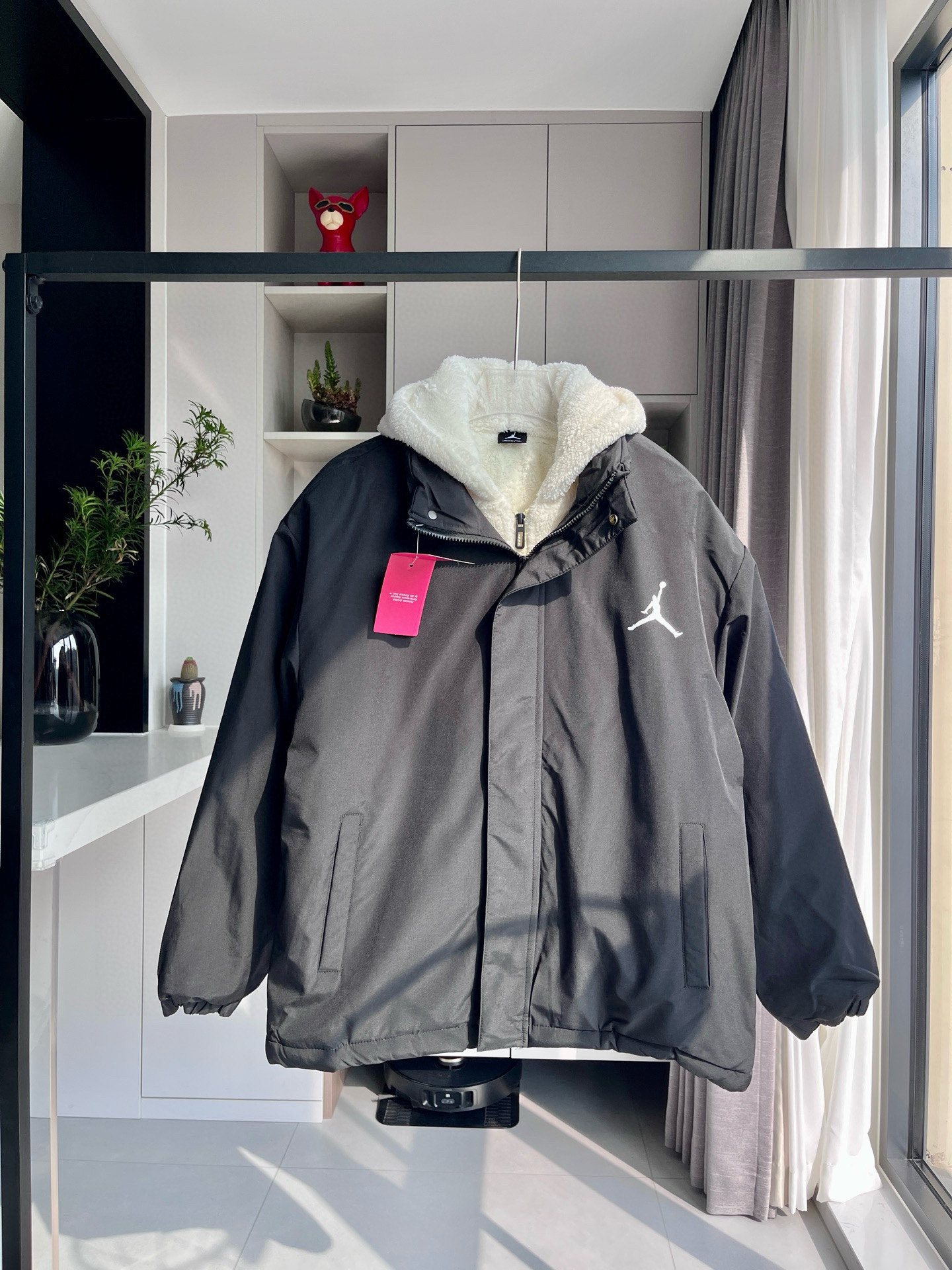 💰155
【乔丹假两件连帽棉服】
乔丹Jordan三色连帽加绒假两件棉服棉衣面包服，经典大方百搭，版型宽松，超级耐看超级厚实的炸街棉服，抗风保暖百搭又好看，三个颜色都超级好看，随意搭配，男女轻松驾驭，墙裂推荐，冲冲冲！
颜色：白色 焦糖色 黑色
尺码：M-XXL
M：肩宽57.5 胸围120 衣长69
L：肩宽59 胸围124 衣长71
XL：肩宽60.5 胸围128 衣长73
XXL：肩宽62 胸围132 衣长75