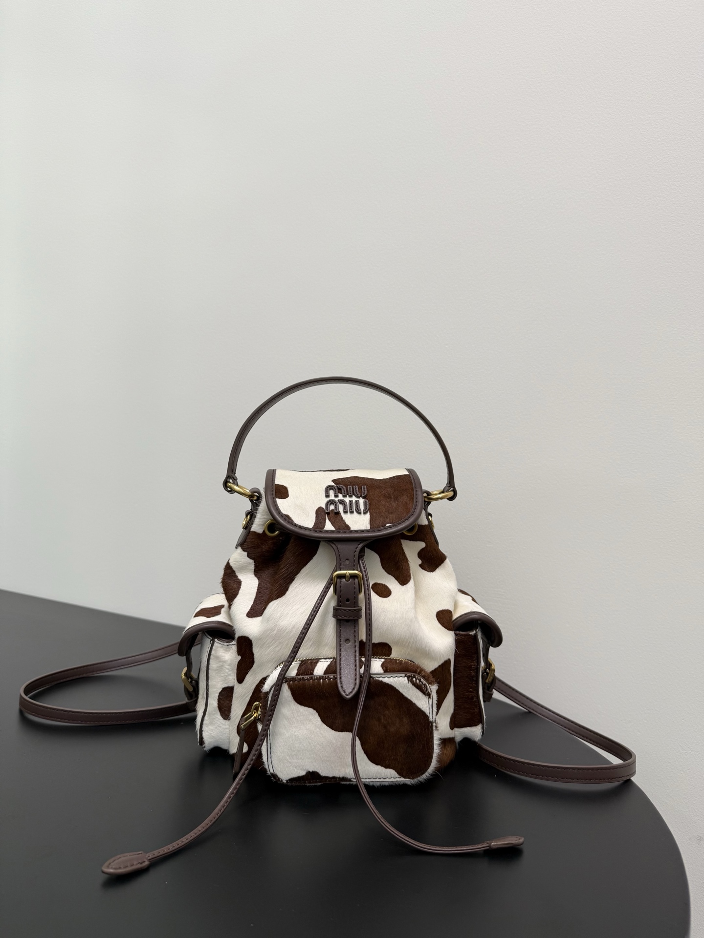 P900 Miumiu última mochila de vaca, ¡aquí está! El estilo mochila eleva el estilo colegial al máximo. La textura única …