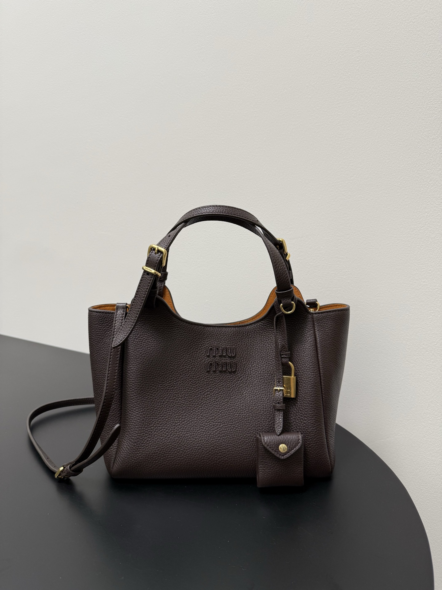 P780 Miumiu bolso cesta edición limitada. Cuero de becerro de grano importado personalizado, lleno de elegancia. El tac…