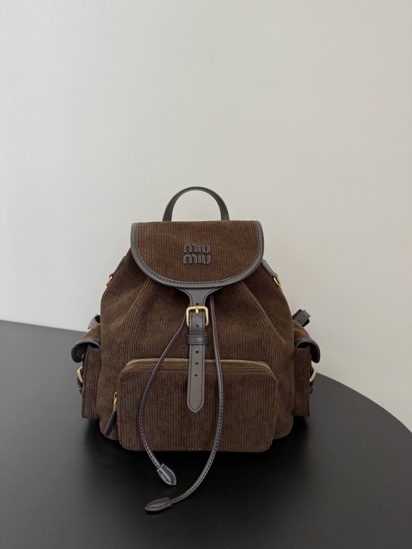 P750 Grande en color ébano Miumiu edición limitada de pana para invierno, ¡aquí está! El estilo mochila eleva el estilo…