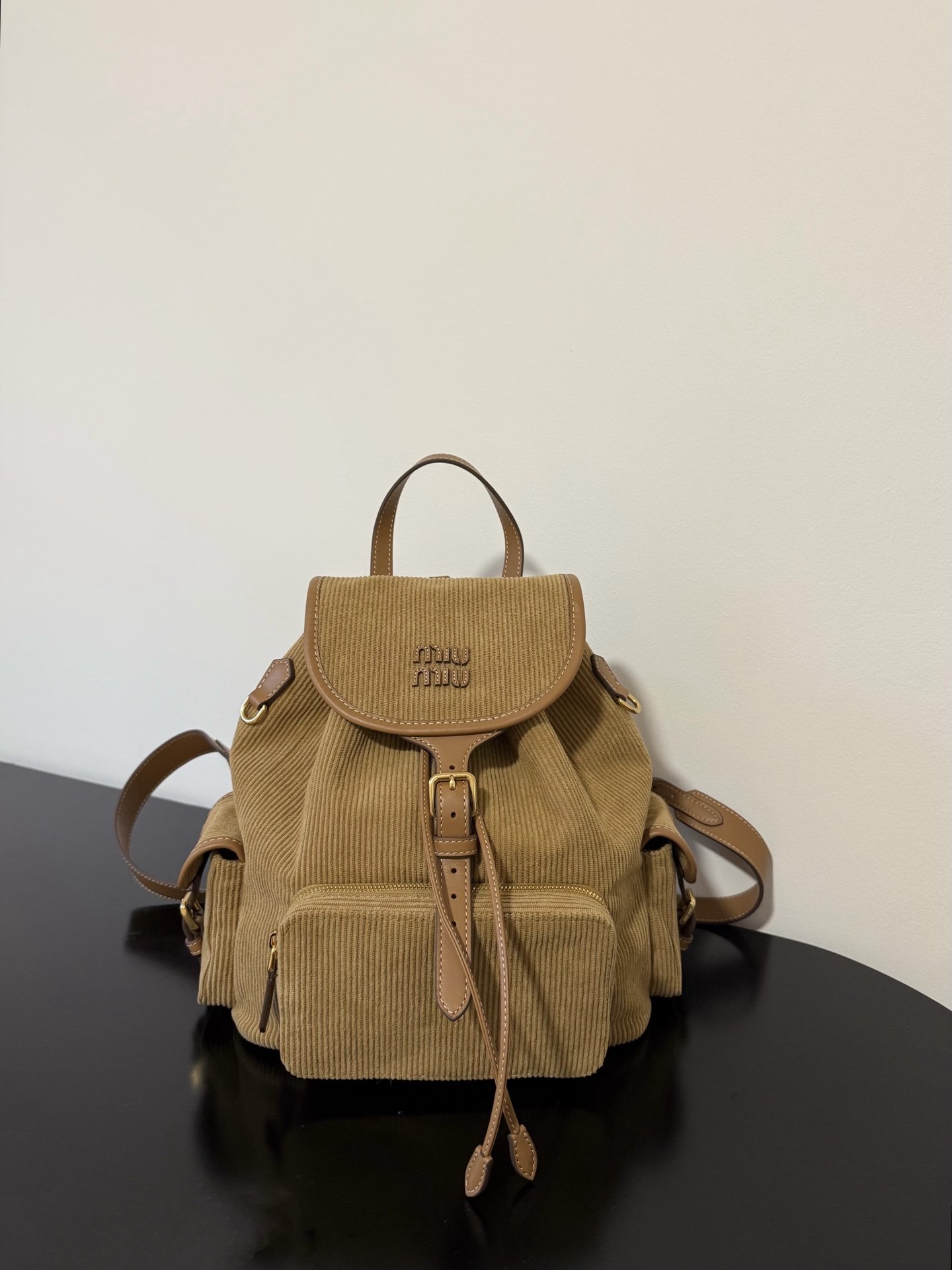 P750 Mochila marrón grande Miumiu edición limitada de invierno en pana, estilo colegial, la textura única de la pana es…