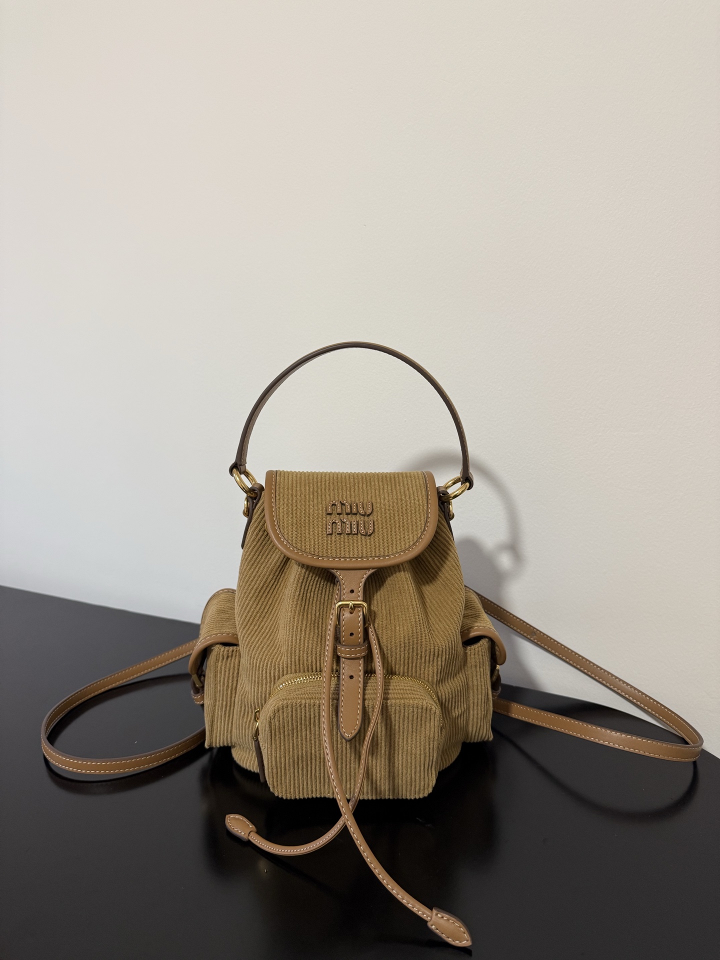 P700 Miumiu edición limitada de pana para invierno, ¡aquí está! El estilo mochila eleva el estilo colegial al máximo. L…