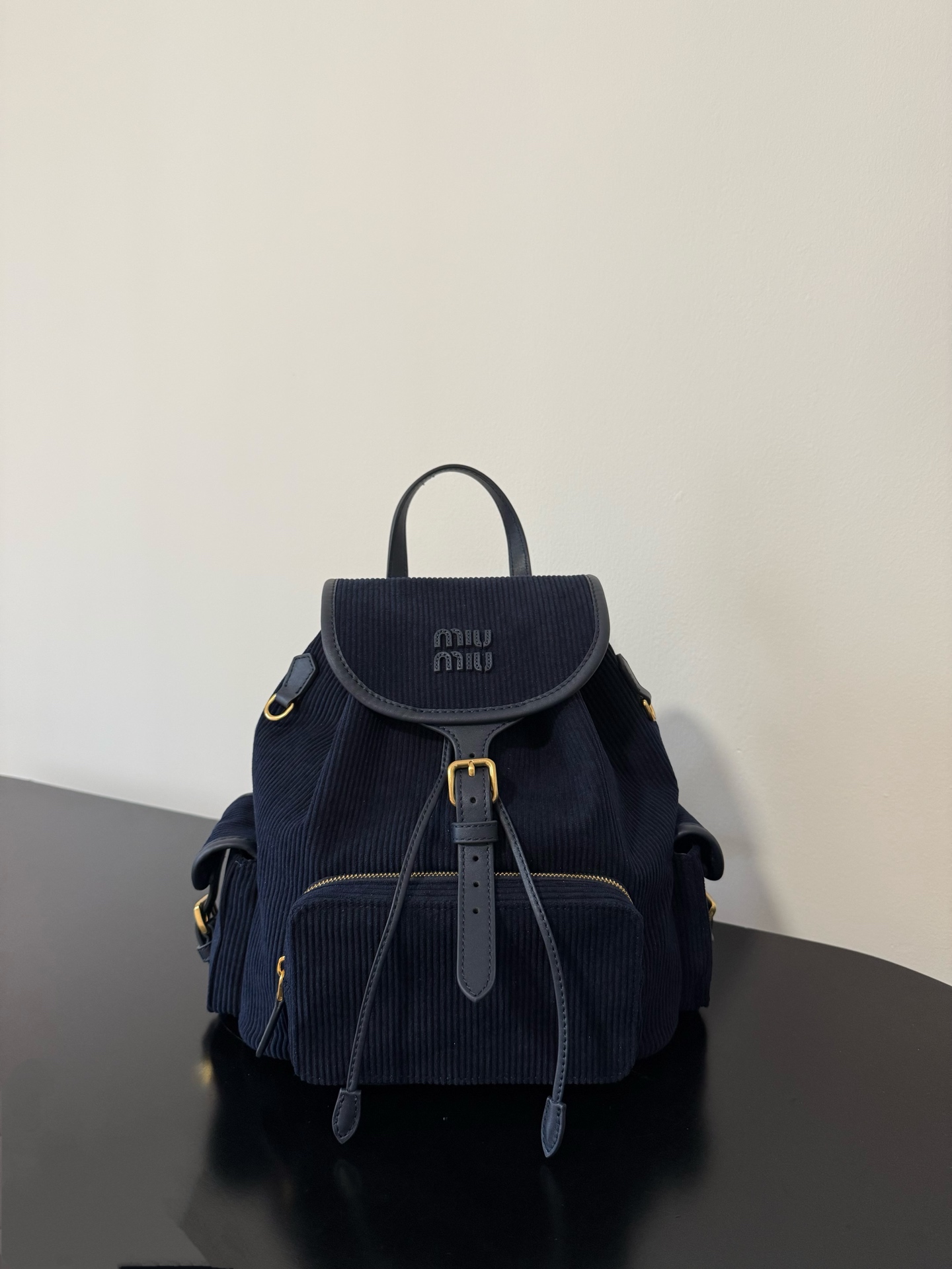 P750 Mochila azul grande Miumiu edición limitada de invierno en pana, estilo colegial, la textura única de la pana es e…