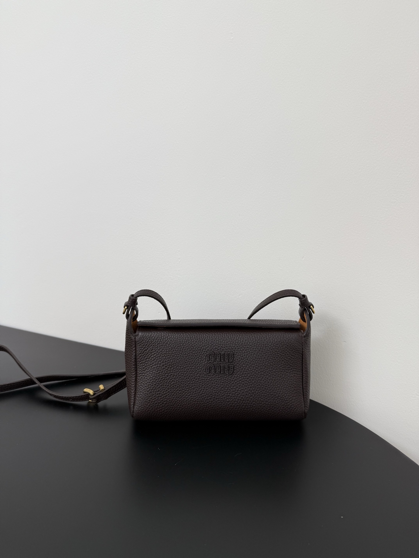 P580 Miumiu bolso cámara de cuero edición limitada. Cuero de becerro de grano importado, perfecto para otoño e invierno…
