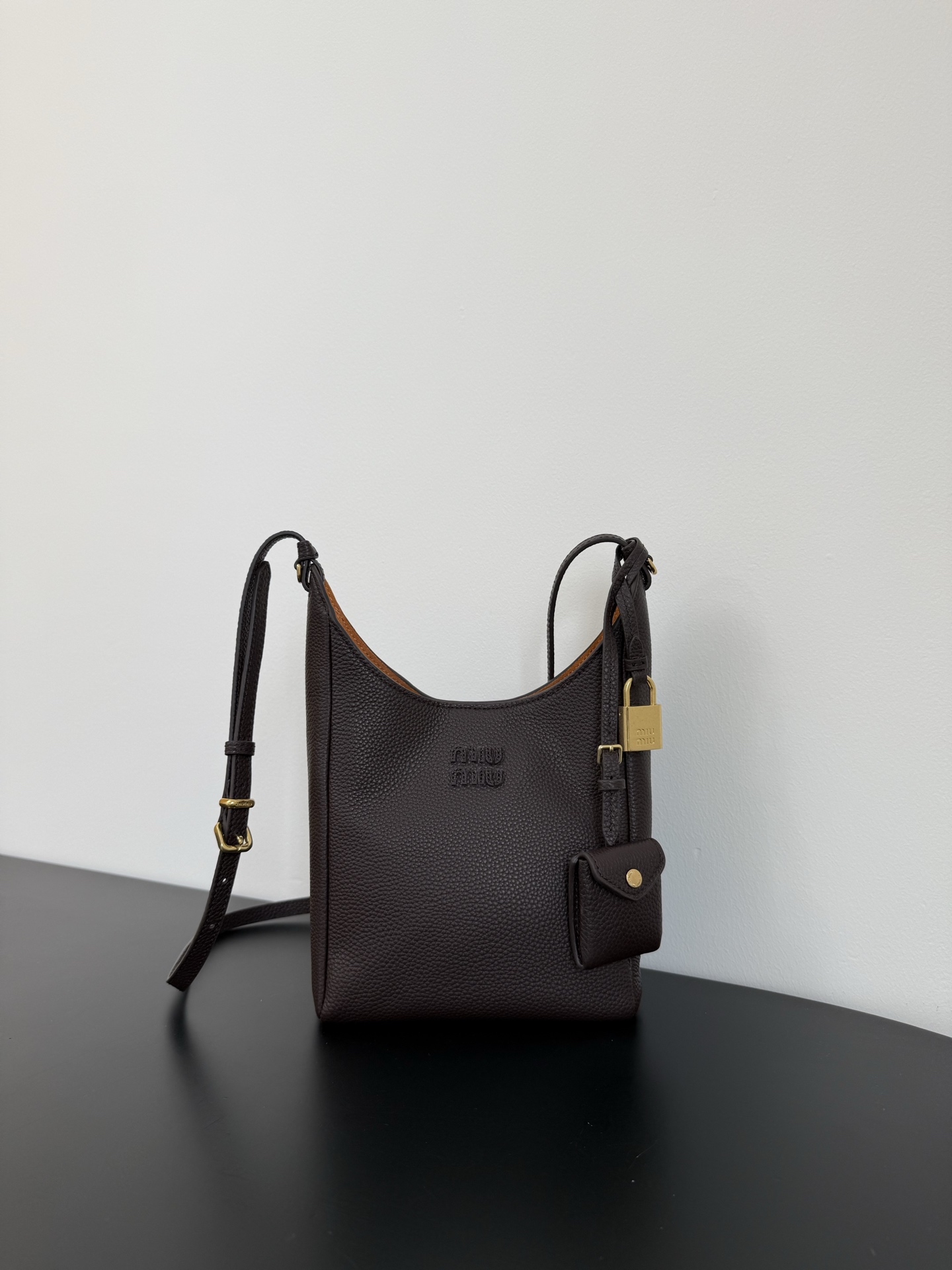 P730 Miumiu bolso de hombro de cuero pequeño edición limitada. Cuero de becerro de grano importado, perfecto para otoño…