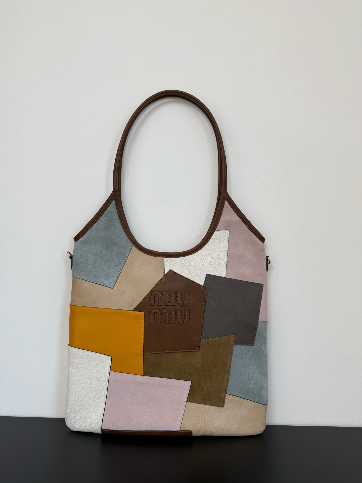 P750 Miumiu bolso tote con parches de cuero combinado, diferentes tonos de color que dan una sensación vagabunda pero t…
