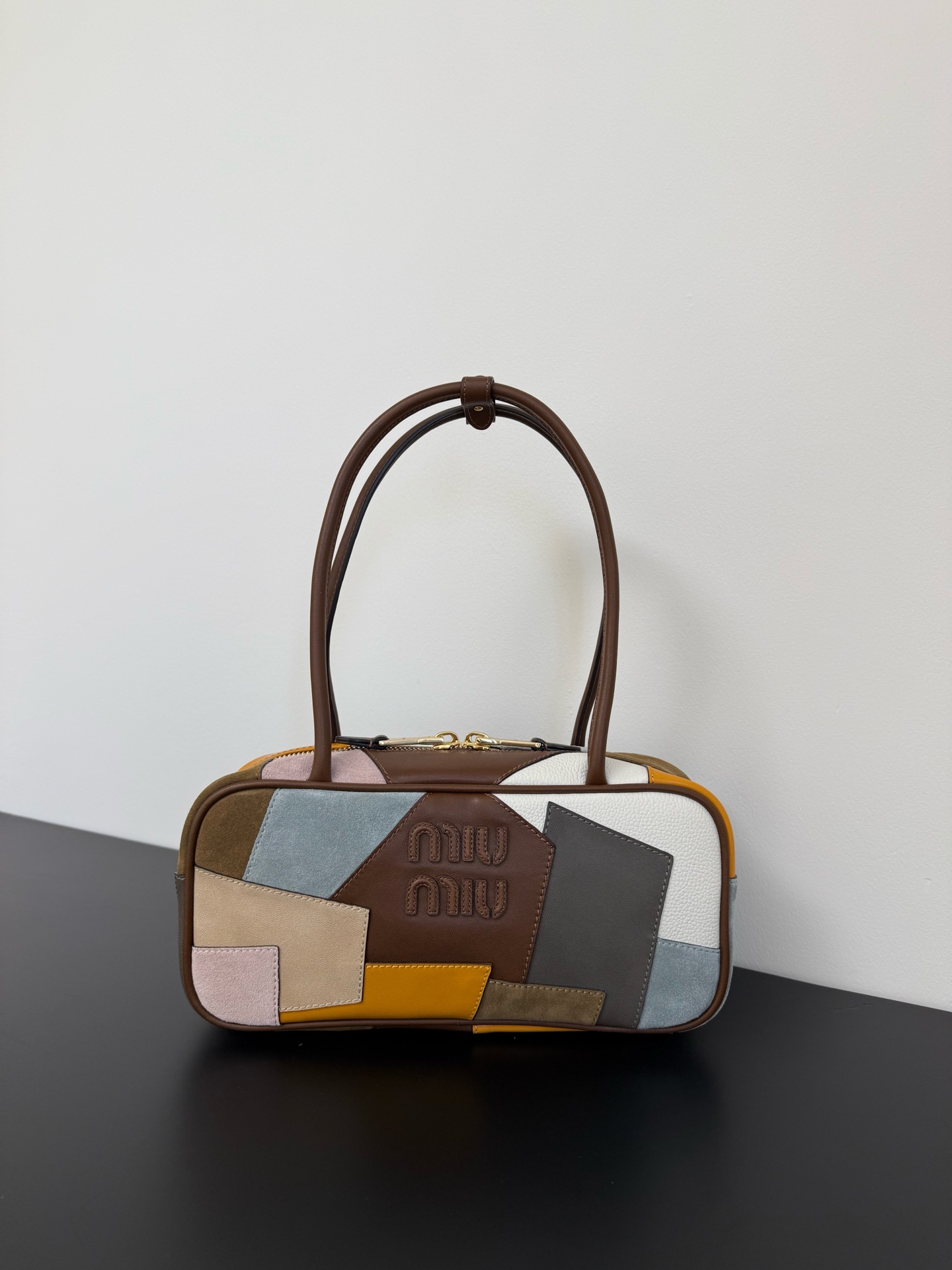 P850 Miumiu edición limitada bolso de bolos con colores combinados, este tiene mucho estilo. Diferentes tonos de color …