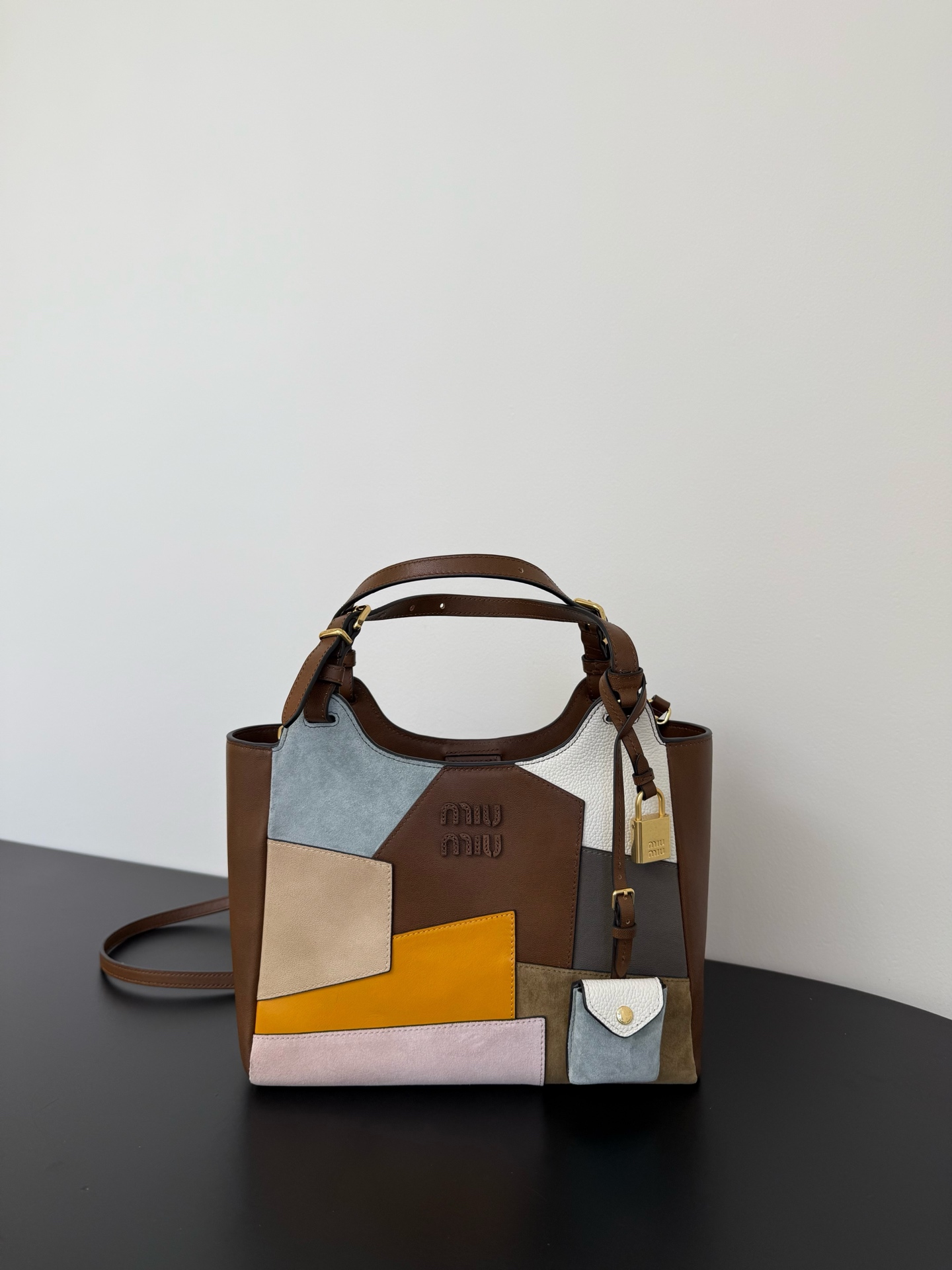 P900 Miumiu edición limitada bolso cesta de colores combinados, diseño de cuero genuino con costuras irregulares, con m…