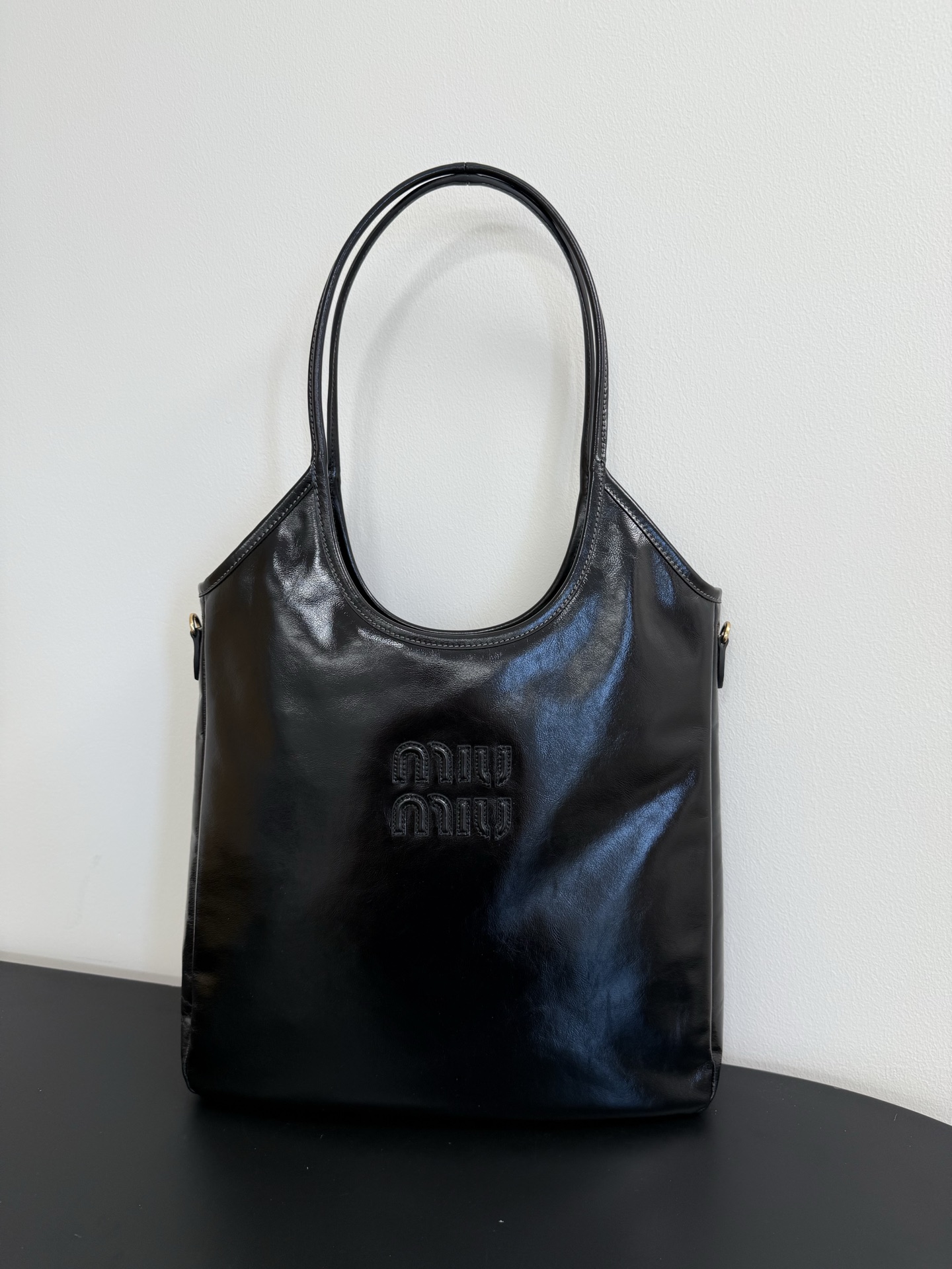 P740 5BG311 Miumiu ivy nueva versión con diseño ensanchado. Bolso tote. Las que pensaban que el modelo anterior era muy…