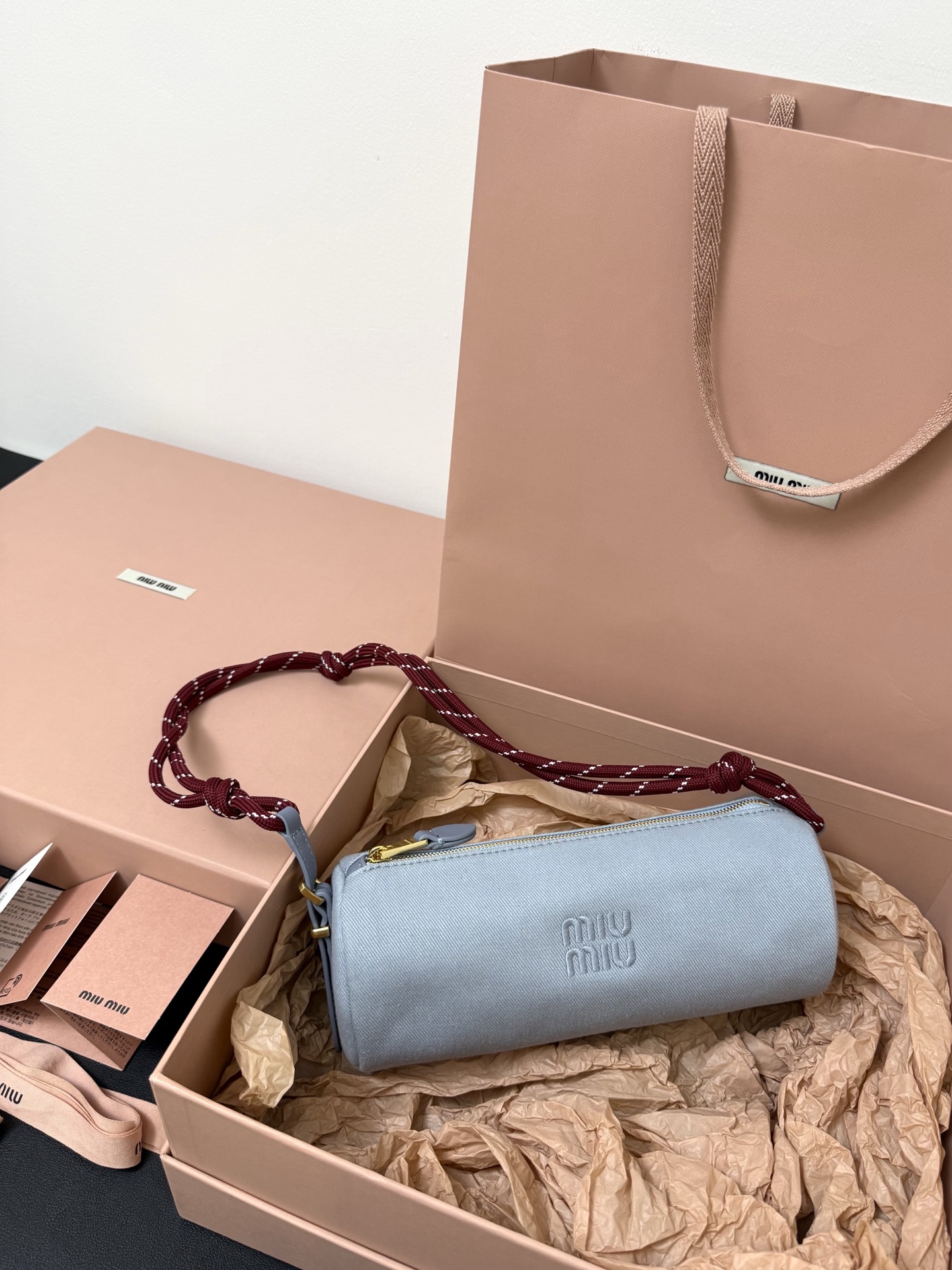 P360 En stock, aquí llega el bolso tipo lapicero de colores arcoíris más nuevo de MiuMiu, el diseño cilíndrico es adora…