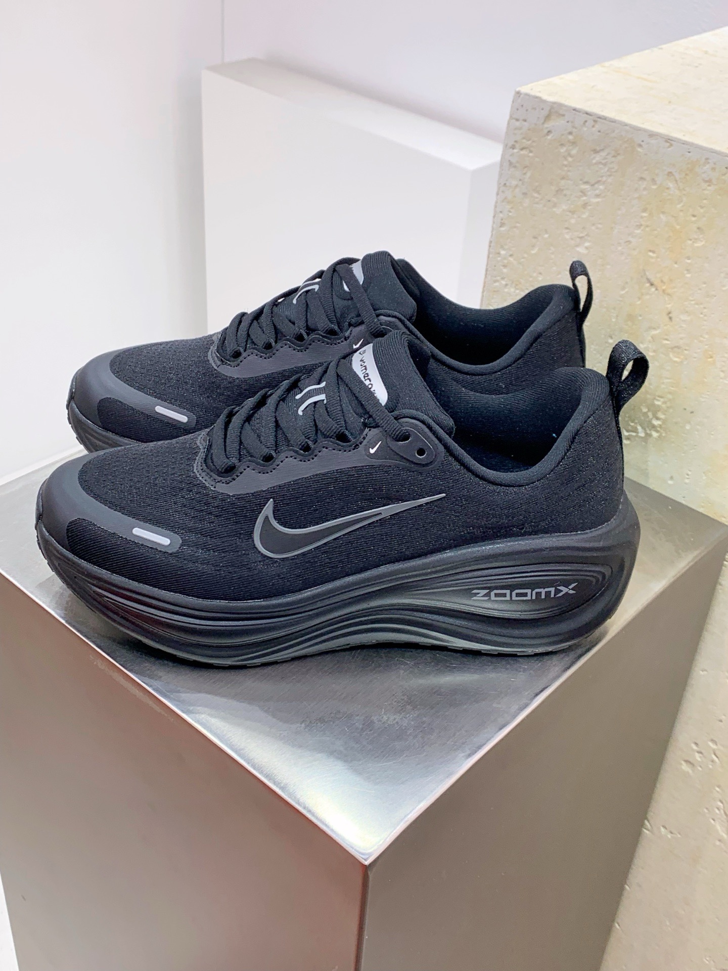 NO:353536,Real price Spot upgraded DT version #Men and women's shoes real label half-code system #Upgrade original data development paper version Nike VOMERO PLUS RUN 18 Nike Comfortable shock-absorbing and anti-slip moon landing Low-top running shoes Full palm ReactX foam midsole The forefoot and heel are also equipped with Air Zoom air cushion. It is said that it runs faster and more comfortable. The biggest upgrade point this time is the first time the ReactX foam is introduced Size 36 36.5 37.5 38 38.5 39 40 40.5 41 42 42.5 43 44 45,19860909实价 现货 升级DT版#男女鞋真标半码制#升级原楦原数据开发纸版 Nike VOMERO PLUS RUN 18耐克 舒适减震防滑 登月 低帮跑步鞋 全掌ReactX泡绵中底 前掌和后跟还配备了Air Zoom气垫单据说跑起来更快更舒适哦 这次最大的升级点 首次引入了ReactX泡绵 Size 36 36.5 37.5 38 38.5 39 40 40.5 41 42 42.5 43 44 45,,Men's shoes