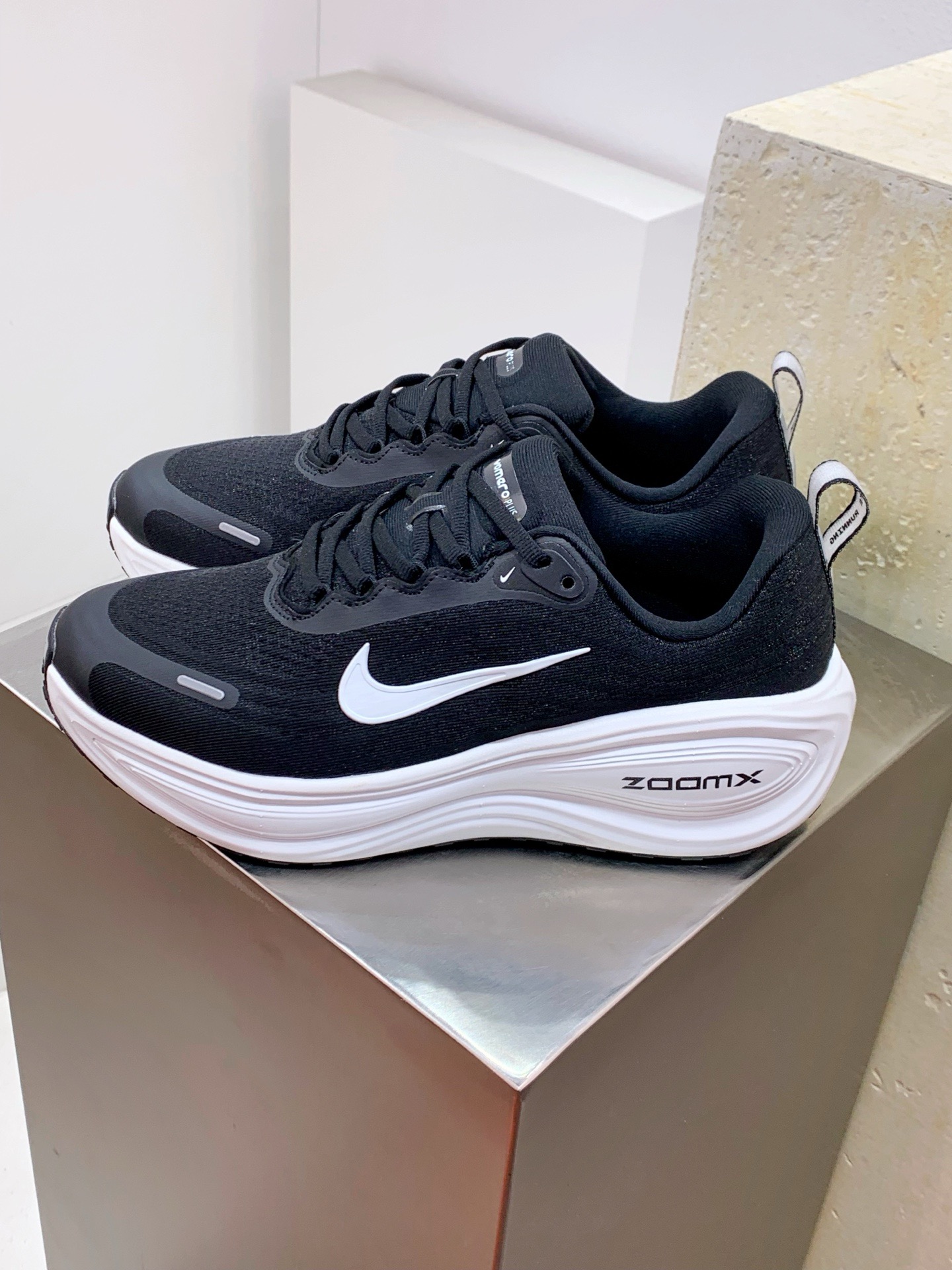 NO:353554,Real price Spot upgraded DT version #Men and women's shoes real label half-code system #Upgrade original data development paper version Nike VOMERO PLUS RUN 18 Nike Comfortable shock-absorbing and anti-slip moon landing Low-top running shoes Full palm ReactX foam midsole The forefoot and heel are also equipped with Air Zoom air cushion. It is said that it runs faster and more comfortable. The biggest upgrade point this time is the first time the ReactX foam is introduced Size 36 36.5 37.5 38 38.5 39 40 40.5 41 42 42.5 43 44 45,19860909实价 现货 升级DT版#男女鞋真标半码制#升级原楦原数据开发纸版 Nike VOMERO PLUS RUN 18耐克 舒适减震防滑 登月 低帮跑步鞋 全掌ReactX泡绵中底 前掌和后跟还配备了Air Zoom气垫单据说跑起来更快更舒适哦 这次最大的升级点 首次引入了ReactX泡绵 Size 36 36.5 37.5 38 38.5 39 40 40.5 41 42 42.5 43 44 45,,Men's shoes