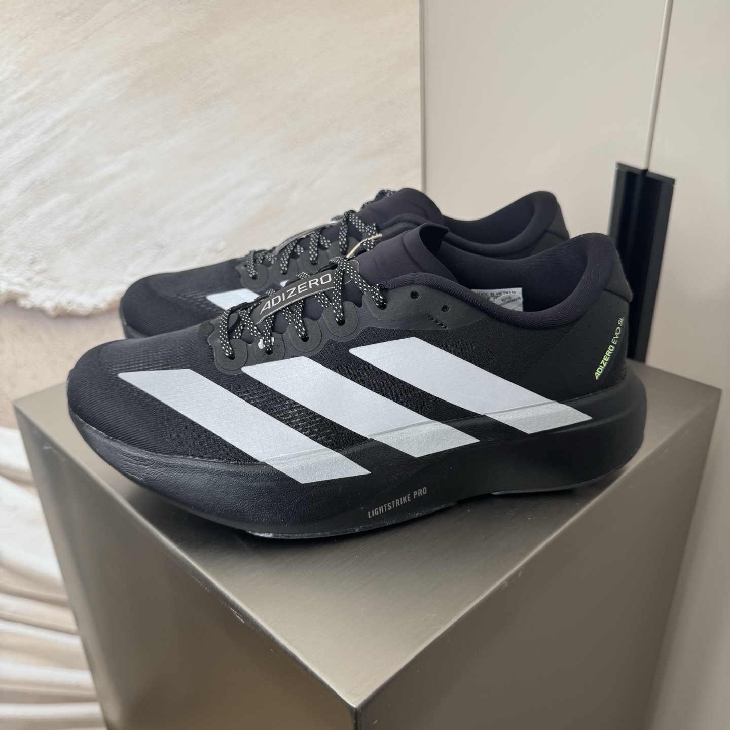 NO:782148,Actual price in stock #Men's Shoes True Standard Half Size System #Upgraded original last data development paper version #Built-in carbon plate adidas Adizero Evo SL M is equipped with an ultra-light EVO Lightstrike Pro midsole, which combines rebound and cushioning, bringing surging propulsion!  The upper is made of single-layer Monomesh engineering mesh, which is breathable and light, and fits like a sock. The bottom is equipped with a high-grip rubber outsole to help you sprint steadily with every step. The heel design is stable and supportive, and the scientific arc shoe last improves the smoothness of the stride. It is suitable for 5K-half marathon training and competition, as light as 204g, and is designed to break the wind. Size39 40 40 41 42 42 43 44 44 45  46,,adidas19860909实价 现货 #男鞋真标半码制#升级原楦原数据开发纸版#内置碳板 adidas Adizero Evo SL M 搭载超轻EVO Lightstrike Pro中底,兼顾回弹与缓震,带来澎湃推进力！鞋面采用单层Monomesh工程网布,透气轻盈,贴合如袜套.底部搭载高抓地的橡胶外底,助你稳稳冲刺每一步.后跟设计稳固支撑,科学弧度鞋楦提升步频流畅度.适合5K-半马训练与竞赛,轻至204g,专为破风而生 Size39 40 40 41 42 42 43 44 44 45 46,,adidas,Men's shoes