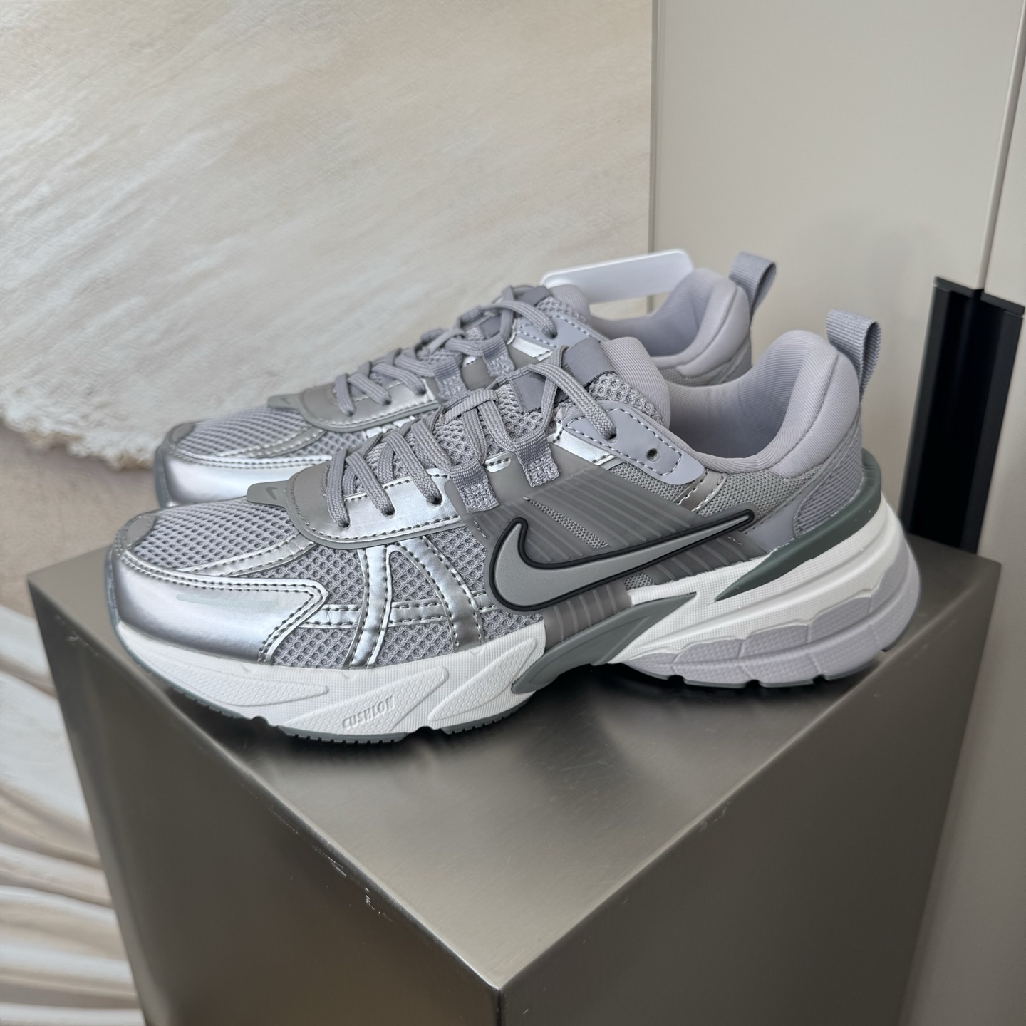 NO:782171,Actual price, spot, T version # True Standard Half Size System # Upgraded original last data development paper version Nike v2k Runtekk 'Summit White Metallic Silver'' shock-absorbing anti-slip low-top retro dad shoe running shoes. The shoe is named Runtekk. The design draws on the running shoe style of the year. The color scheme is mainly metallic silver. It is simple and has a retro sporty temperament. The material is composed of large-area mesh, leather, and TPU. The support and breathability are definitely good.  The midsole is made of Cushlon foam, which ensures an excellent foot feel when pressing on the road, and highlights the retro feel through the old-fashioned oxidation effect. The shape of the midsole can easily remind everyone of Balenciaga 3XL. The heightening effect cannot be ignored. Size 35.5 36 36.5 37.5 38 38.5 39 40 40.5 41 42 42.5 43 44  44.5 45,,balenciaga,louis vuitton19860909实价 现货 T版#真标半码制#升级原楦原数据开发纸版 Nike v2k Runtekk 'Summit White Metallic Silver''减震防滑低帮 复古老爹鞋跑步鞋 鞋款被命名为 Runtekk 设计上借鉴了 年的跑鞋风格 配色上以金属银为主调 简练又有复古运动气质 材质上使用大面积网眼、皮革、TPU 组成 支撑和透气性肯定不错 中底处由 Cushlon 泡绵打造 保证在压马路时可以提供优秀脚感 并通过一手做旧氧化效果突出复古感 中底造型很容易让大家联想到巴黎世家3XL 增高效果同样不能忽视 尺码35.5 36 36.5 37.5 38 38.5 39 40 40.5 41 42 42.5 43 44 44.5 45,,balenciaga,louis vuitton,Men's shoes