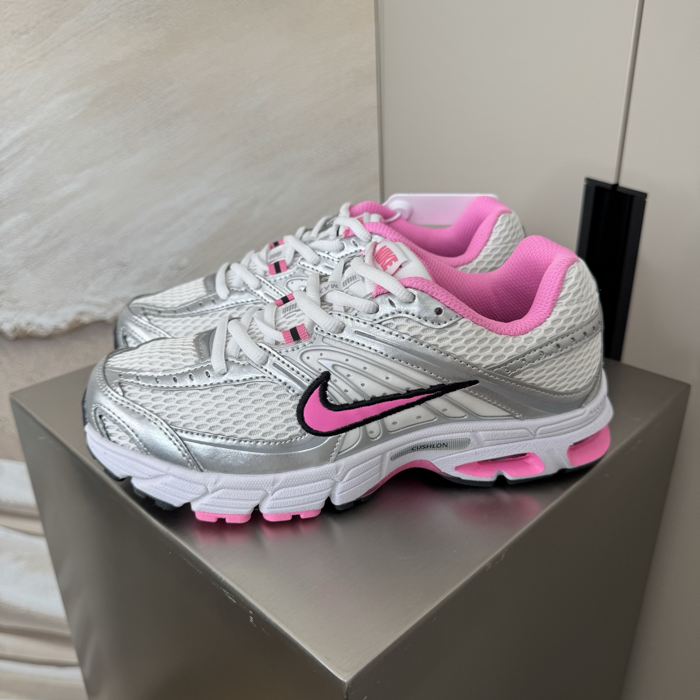 NO:782183,Actual price, ready stock NIKE AIR MAX MOTO 2k Injected mid-foot support system and metal mesh provide support and breathability. Light and breathable mesh fabric and upper composed of synthetic materials. Synthetic leather heel, shoelace system covering the mid-foot locks the feet in the midsole. The heel is made of dual-density polyurethane, PHYLON forefoot, and MAX at the heel  The AIR air cushion and the built-in air cushion in the forefoot form a unique Nike-style cushioning system. The inflatable rubber in the forefoot and the durable BRS1000 carbon rubber in the heel. The TPU support plate reduces weight and also protects against torsion. Designed for jogging enthusiasts, it is a perfect combination of cushioning and stability. The upper uses iconic mesh fabric, combined with the application of bright materials, to make the visual layer of this pair of shoes richer. The sole uses Cushlon foam and Air Max cushioning.  Size 36 36.5 37.5 38 38.5 39 40,19860909实价 现货 NIKE AIR MAX MOTO 2k 注入式的中掌支撑系统和金属网眼提供支撑和透气性.轻而透气的网眼面料和合成材料组成的鞋面.合成革的脚跟,覆盖中掌的鞋带系统将双足锁在中底中.脚跟为双密度的聚亚安脂,PHYLON的前掌,脚跟处MAX AIR气垫和前掌的内置气垫形成了独特的Nike式缓震系统前掌的充气橡胶和脚跟的耐用BRS1000碳质橡胶.TPU承托盘减少重量的同时具有扭转保护的作用.为慢跑爱好者设计的缓震和稳定完美结合的.鞋面采用了标志性的网眼面料,结合亮光材质的应用,让这双鞋的视觉层次显得更加丰富.鞋底方面采用了 Cushlon 泡棉和 Air Max 缓震. 尺码36 36.5 37.5 38 38.5 39 40,,Men's shoes