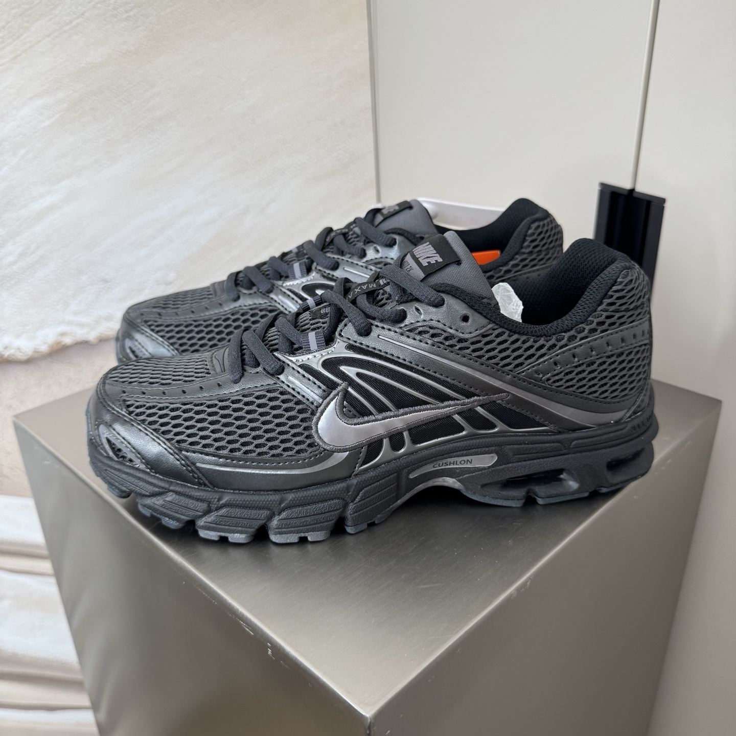 NO:782132,Actual price, ready stock NIKE AIR MAX MOTO 2k Injected mid-foot support system and metal mesh provide support and breathability. Light and breathable mesh fabric and upper composed of synthetic materials. Synthetic leather heel, shoelace system covering the mid-foot locks the feet in the midsole. The heel is made of dual-density polyurethane, PHYLON forefoot, and MAX at the heel  The AIR air cushion and the built-in air cushion in the forefoot form a unique Nike-style cushioning system. The inflatable rubber in the forefoot and the durable BRS1000 carbon rubber in the heel. The TPU support plate reduces weight and also protects against torsion. Designed for jogging enthusiasts, it is a perfect combination of cushioning and stability. The upper uses iconic mesh fabric, combined with the application of bright materials, to make the visual layer of this pair of shoes richer. The sole uses Cushlon foam and Air Max cushioning.  Size 36 36.5 37.5 38 38.5 39 40 40.5 41 42 42.5 43 44 44.5 45 46,19860909实价 现货 NIKE AIR MAX MOTO 2k 注入式的中掌支撑系统和金属网眼提供支撑和透气性.轻而透气的网眼面料和合成材料组成的鞋面.合成革的脚跟,覆盖中掌的鞋带系统将双足锁在中底中.脚跟为双密度的聚亚安脂,PHYLON的前掌,脚跟处MAX AIR气垫和前掌的内置气垫形成了独特的Nike式缓震系统前掌的充气橡胶和脚跟的耐用BRS1000碳质橡胶.TPU承托盘减少重量的同时具有扭转保护的作用.为慢跑爱好者设计的缓震和稳定完美结合的.鞋面采用了标志性的网眼面料,结合亮光材质的应用,让这双鞋的视觉层次显得更加丰富.鞋底方面采用了 Cushlon 泡棉和 Air Max 缓震. 尺码36 36.5 37.5 38 38.5 39 40 40.5 41 42 42.5 43 44 44.5 45 46,,Men's shoes