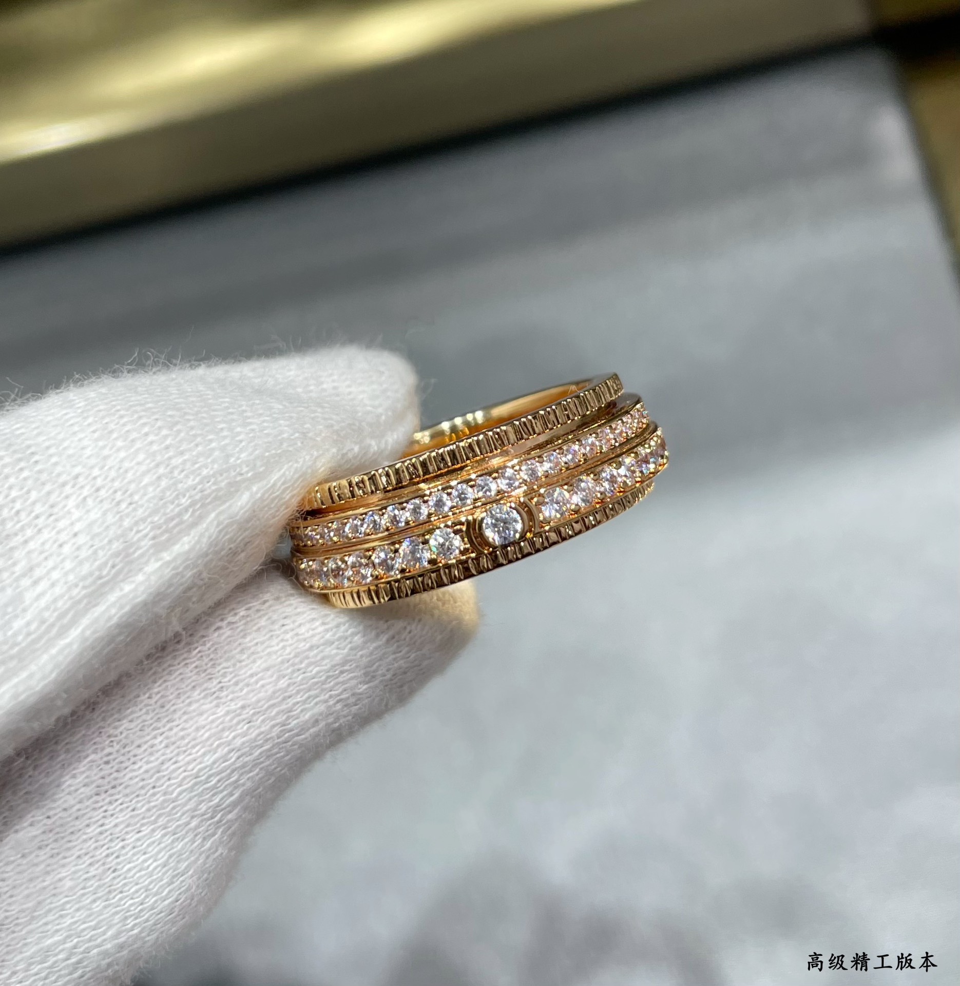 p210 V金镀咪金  码数678  伯爵时来运转戒指💍✨超A版本质量 •👫•旋转系列中的经典之作➰ 西方传说里有记载 -旋转- 其寓意为转运👫 当情感 事业 出现困难的时候 你可以轻轻转动这枚戒指，也许会给你带来一想不到的惊喜哦😗 绝对让你惊艳 高端定制💕一比一logo 戒指🌳