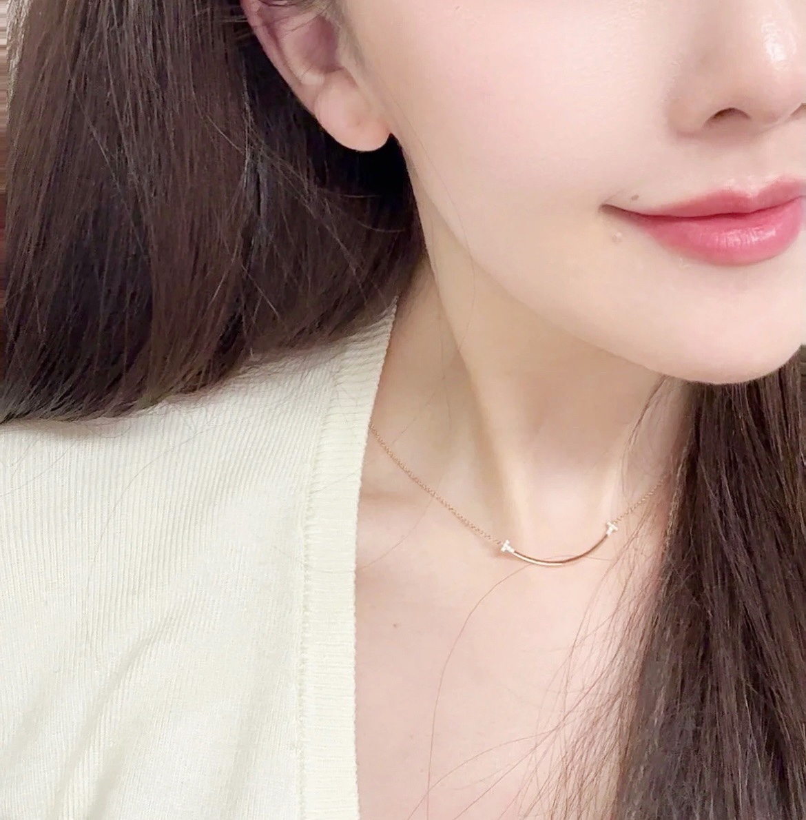 NO:107748,Tiffany's smiley necklace with diamonds on both sides. Tiffany is designed with the strongest inspiration for smiling faces. Smile is the most beautiful and confident, and the heart gives off the most sincere charm. Original high-quality zp logo Simple and exquisite trendy people must have, jewelry boutique, tiffany, necklace19860909蒂芙尼两边带钻笑脸项链 tiffany以笑脸最强的灵感设计,微笑是一种最美自信,由心发出最真诚魅力.原版 高品质 打造 zp logo 简约精致潮人必备单品,饰品精品,tiffany,necklace,Jewelry