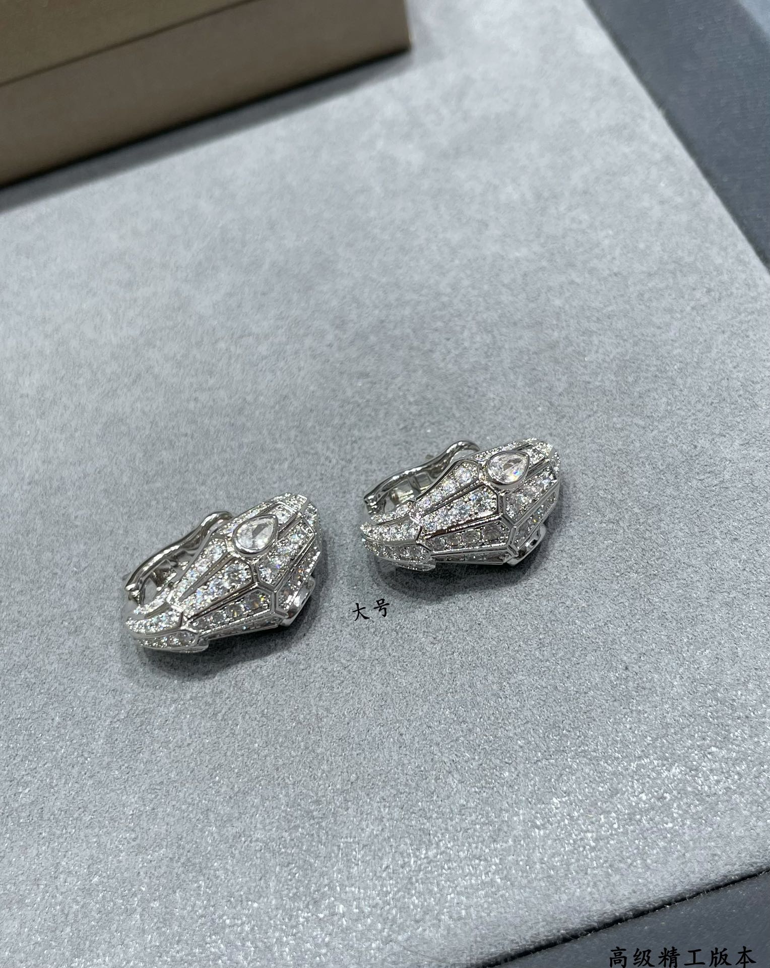  亚金（实价） 宝格丽大号白眼睛多多蛇耳环，镶嵌饰以密镶钻石 蛇作为性感与美丽的象征 这种图腾可追溯到古