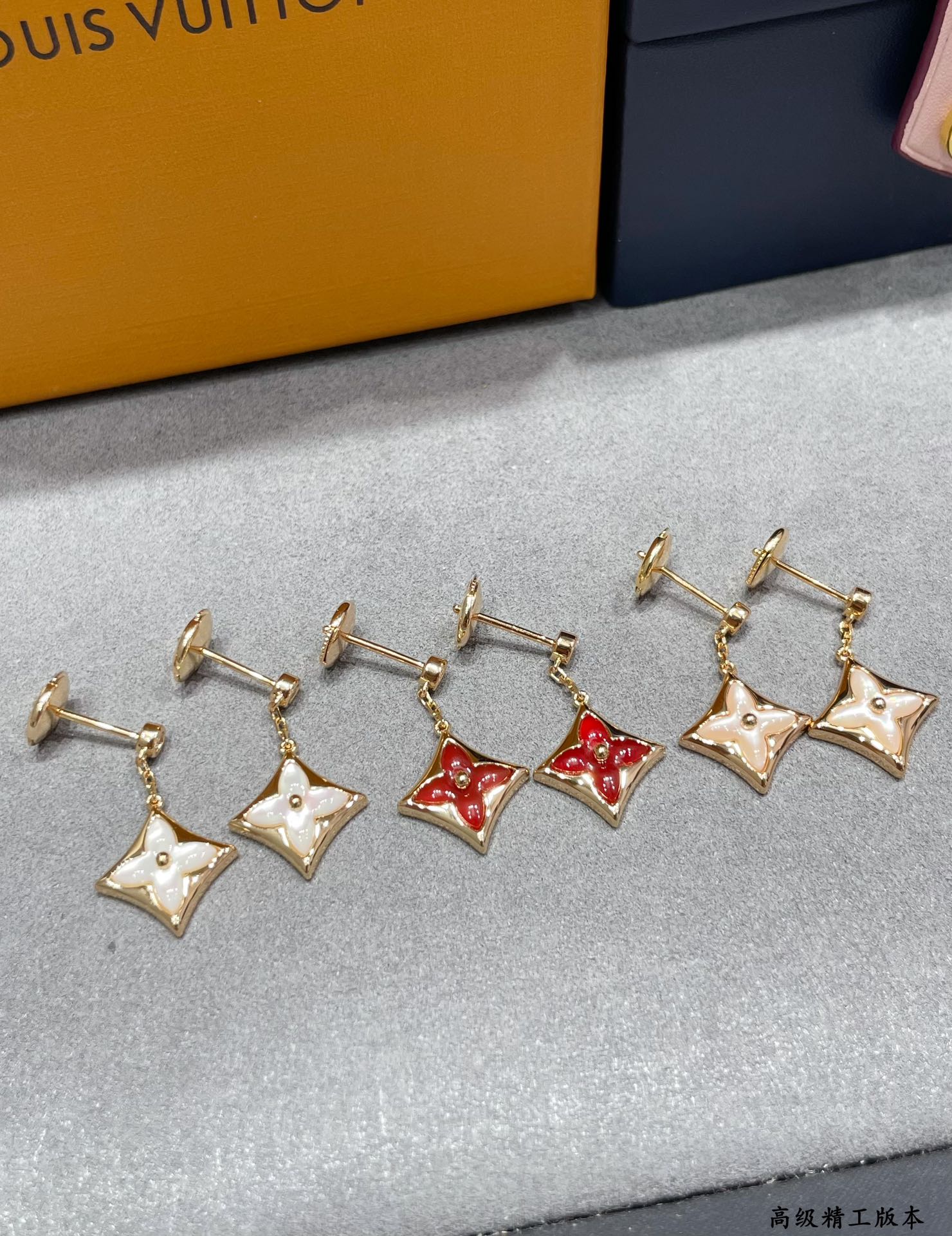  V金镀咪金   LV高级贝母方形耳环，美丽的花朵在珍珠母上绽放璀璨的玫瑰金光。在钻石上打磨出这些精致的