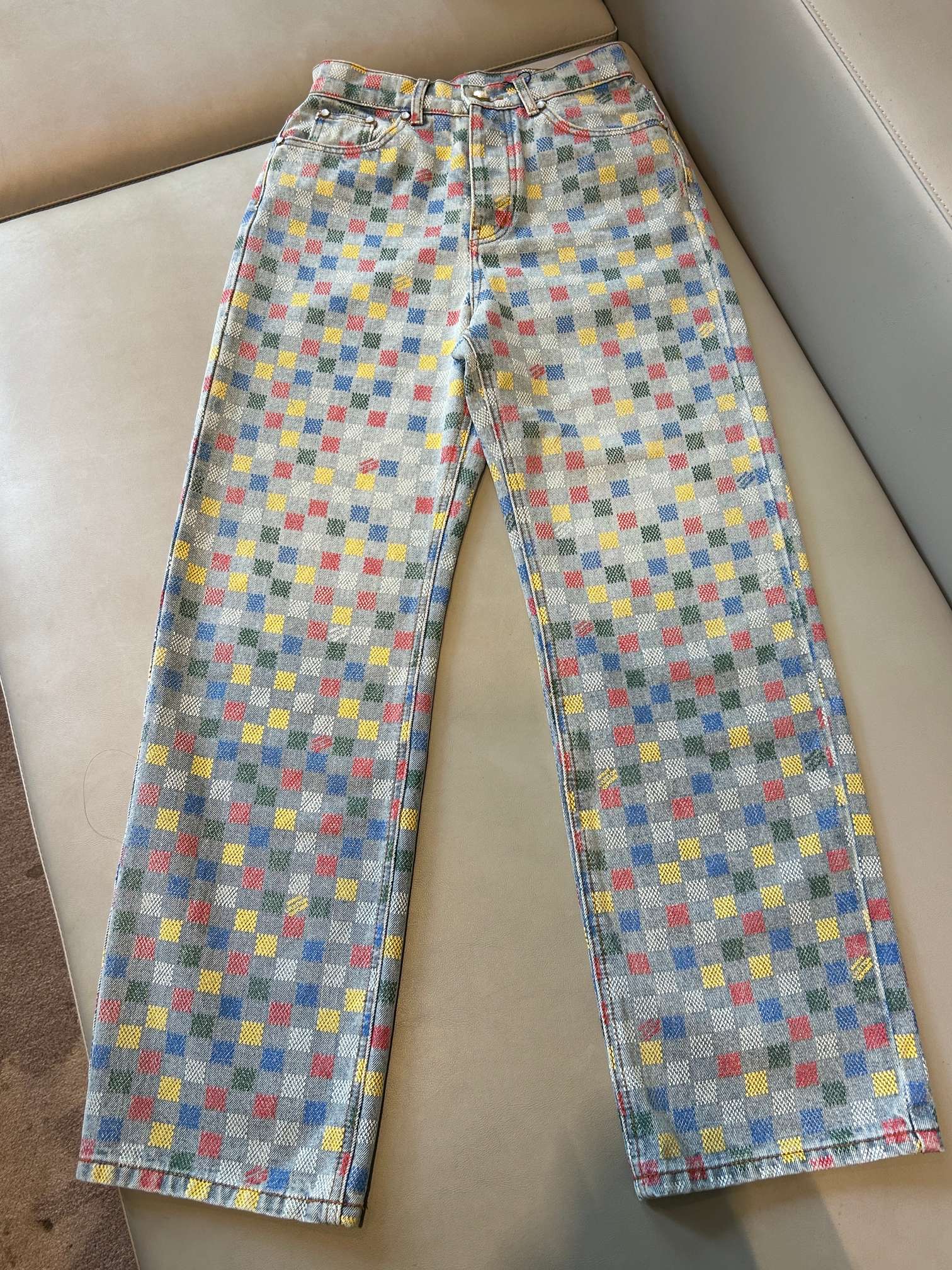 NO:330638,NEW [New Products on Shelves] 2025SS Spring and Summer New Product 1v Yearly Pants is here, the colored checkerboard design, I would like to call it 1v Yearly Pants. The checkerboard is not that exaggerated, the trouser shape is so good, it is a popular straight-leg style at the moment. The buttons are pearl buttons, and the texture is full. Super slimming makes the legs look longer. The fabric presents an exquisite color dislocation plaid pattern in the appearance, and the jacquard process makes the pattern have a three-dimensional and layered sense. At the same time, it retains the original toughness, wear resistance and durability of the denim, making the clothes more durable. The old effect is sand-washed and white. This fabric uses sand washing technology and special dyeing technology to make the denim look more retro and historical. A set of trousers and shorts is available in stock!  !  !  A set of original single hit products, quick-press color: light blue Size S M L Real-life details, shorts, alexander wang19860909NEW【爆款新品上架】2025SS春夏新品 1v年度神裤来了,彩色棋盘格设计,我愿称之为1v年度神裤 棋盘格也没那么浮夸,裤型设计太赞了,是当下比较流行直筒版型.纽扣是珍珠扣,质感拉满.超级显瘦显腿长.面料在外观上呈现出精美的彩色错位格子图案,通过提花工艺使得图案具有立体感和层次感.同时它保留了丹宁布原有的坚韧、耐磨和耐用的特性,使得衣物更加耐用.做旧效果砂洗泛白,这种面料通过砂洗工艺和特殊的染色技术,洗涤后牛仔布的自然磨损和褪色效果,使其看起来更加复古和具有历史感.长裤短裤一套现货发售！！！ 原单爆款单品一套,快冲 颜色 :浅蓝 尺码S M L 实拍细节图,,shorts,alexander wang,Women's clothing