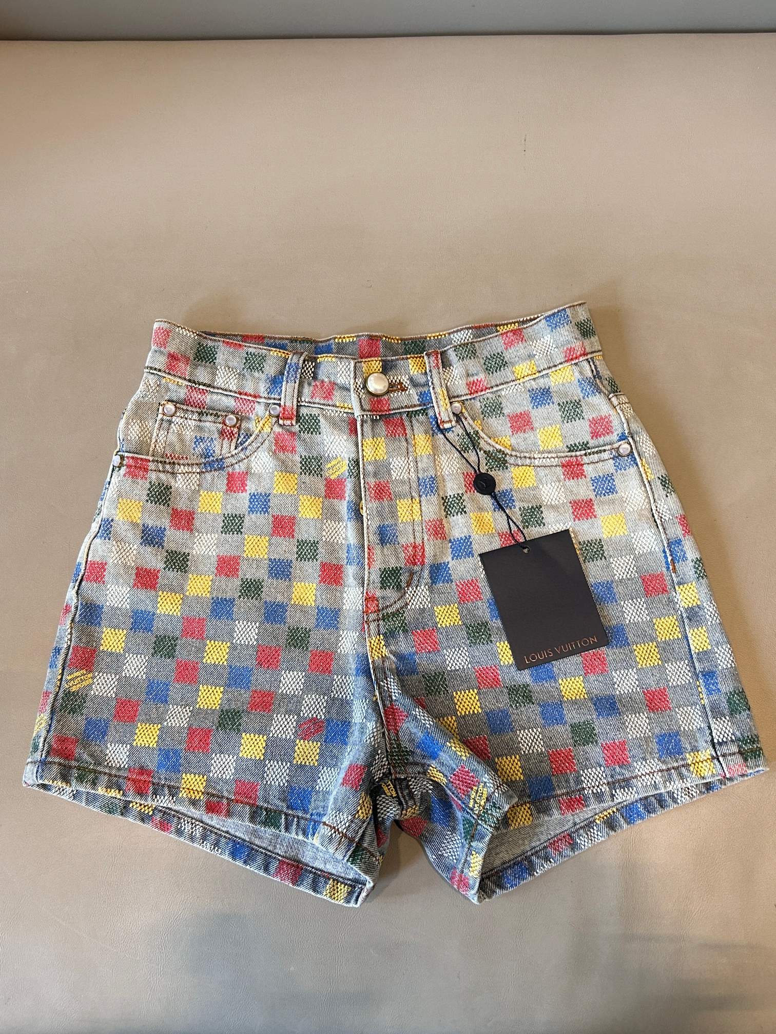 NO:330641,NEW [New Products on Shelves] 2025SS Spring and Summer New Product 1v Yearly Pants is here, the colored checkerboard design, I would like to call it 1v Yearly Pants. The checkerboard is not that exaggerated, the trouser shape is too good, it is a popular straight-leg style at the moment. The buttons are pearl buttons, and the texture is full. Super slimming makes the legs look longer. The fabric presents an exquisite color dislocation plaid pattern in the appearance, and the jacquard process makes the pattern have a three-dimensional and layered sense. At the same time, it retains the original toughness, wear resistance and durability of the denim, making the clothes more durable. The old effect is sand-washed and white. This fabric uses sand washing technology and special dyeing technology to make the denim look more retro and historical. A set of trousers and shorts is available in stock!  !  !  A set of original single hit products, quick-press color: light blue Size S M L Real-life details, shorts, alexander wang19860909NEW【爆款新品上架】2025SS春夏新品 1v年度神裤来了,彩色棋盘格设计,我愿称之为1v年度神裤 棋盘格也没那么浮夸,裤型设计太赞了,是当下比较流行直筒版型.纽扣是珍珠扣,质感拉满.超级显瘦显腿长.面料在外观上呈现出精美的彩色错位格子图案,通过提花工艺使得图案具有立体感和层次感.同时它保留了丹宁布原有的坚韧、耐磨和耐用的特性,使得衣物更加耐用.做旧效果砂洗泛白,这种面料通过砂洗工艺和特殊的染色技术,洗涤后牛仔布的自然磨损和褪色效果,使其看起来更加复古和具有历史感.长裤短裤一套现货发售！！！ 原单爆款单品一套,快冲 颜色 :浅蓝 尺码S M L 实拍细节图,,shorts,alexander wang,Women's clothing