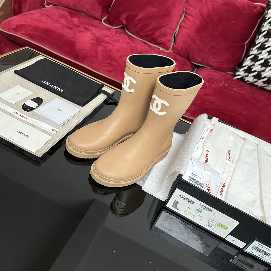 CHANEL бежевый полусапоги дождевые резиновые круглый носок на плоской подошве