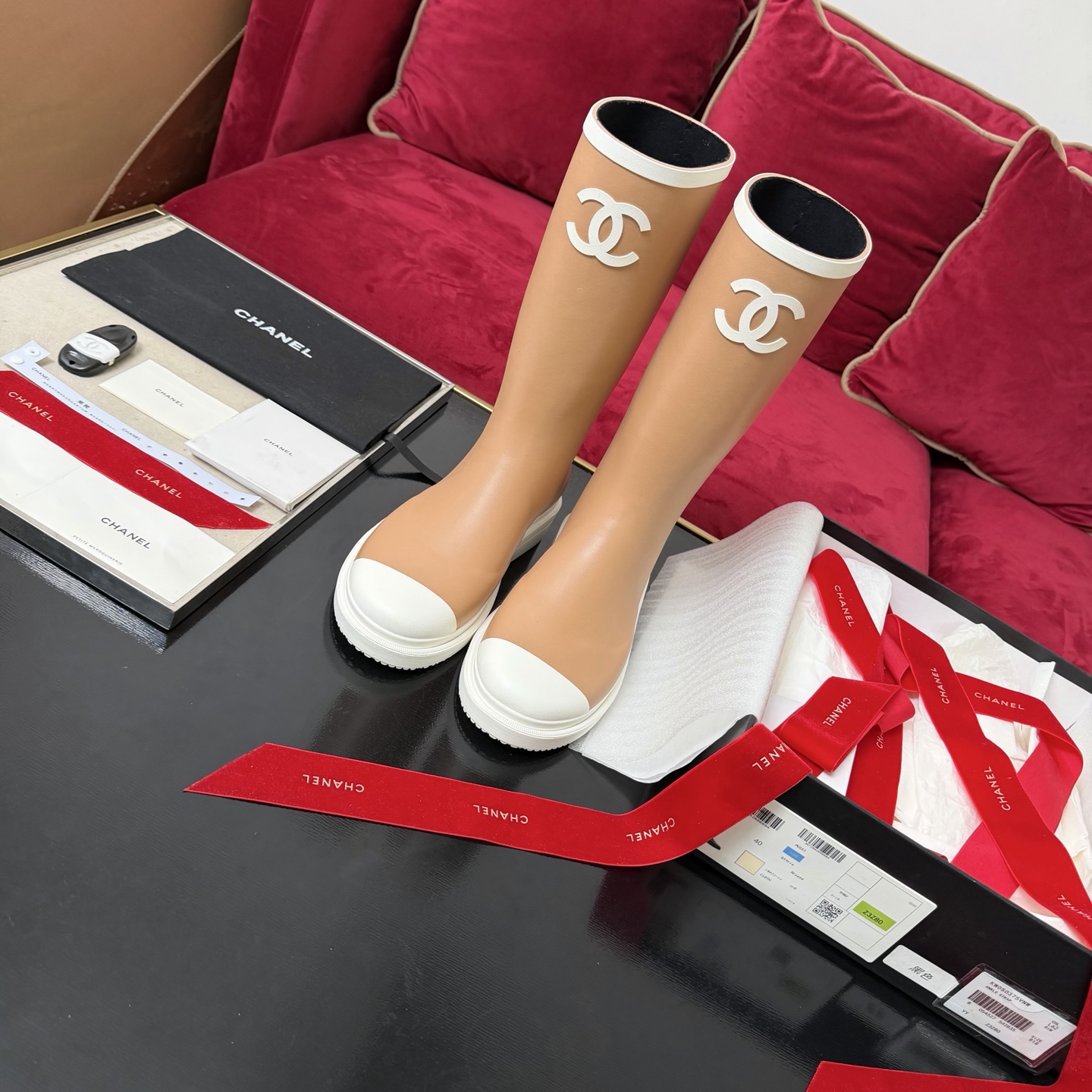 CHANEL белые с контрастной отделкой сапоги резиновые круглый нос плоская подошва