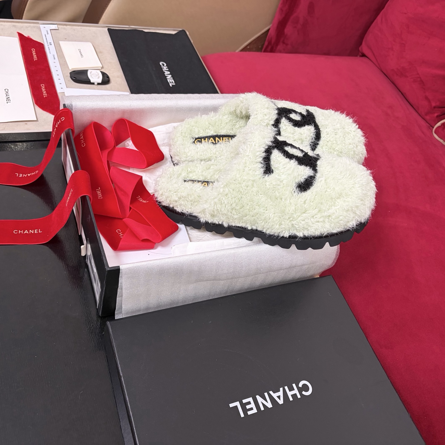 CHANEL воўнавыя тапкі, ромбападобная воўна ягняці, унутраная воўнавая скрутка, гумавая супрацьслізготная падэшва, упакоўка ад бутіка